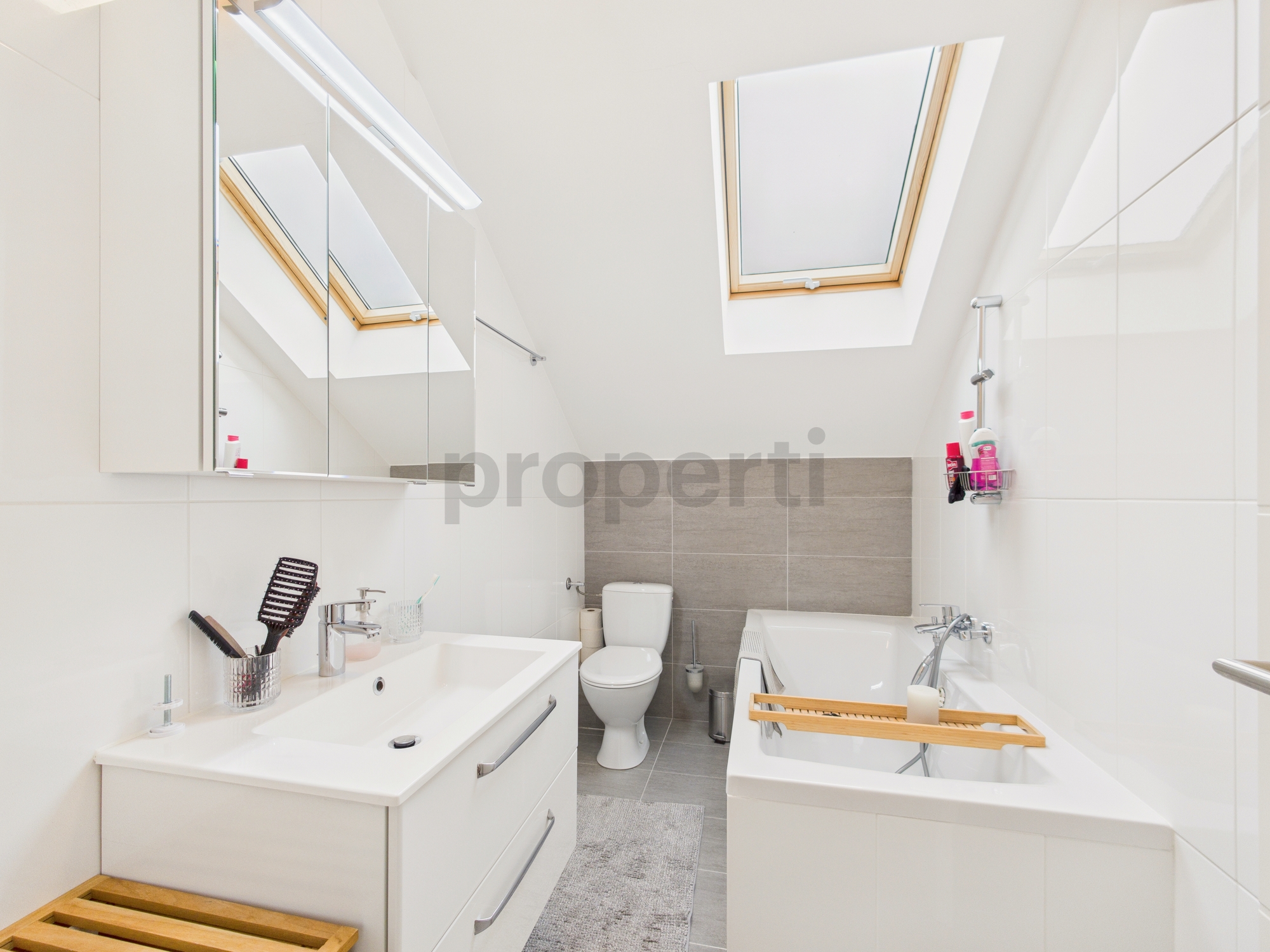 Helles Badezimmer mit Dachfenstern