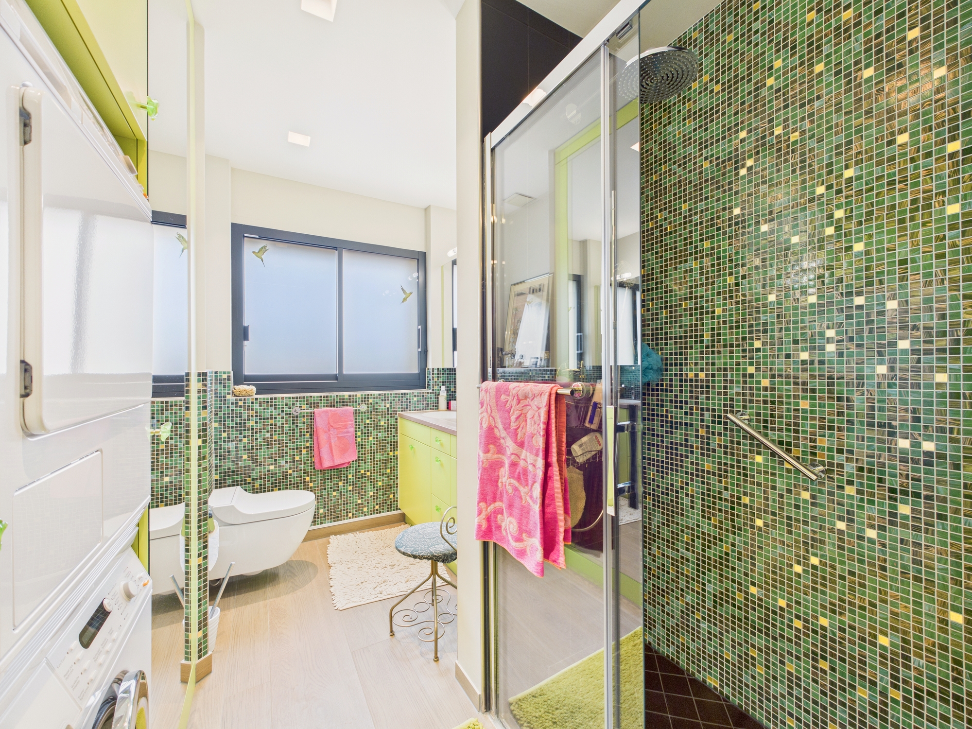 Modernes Badezimmer mit grüner Mosaikfliese