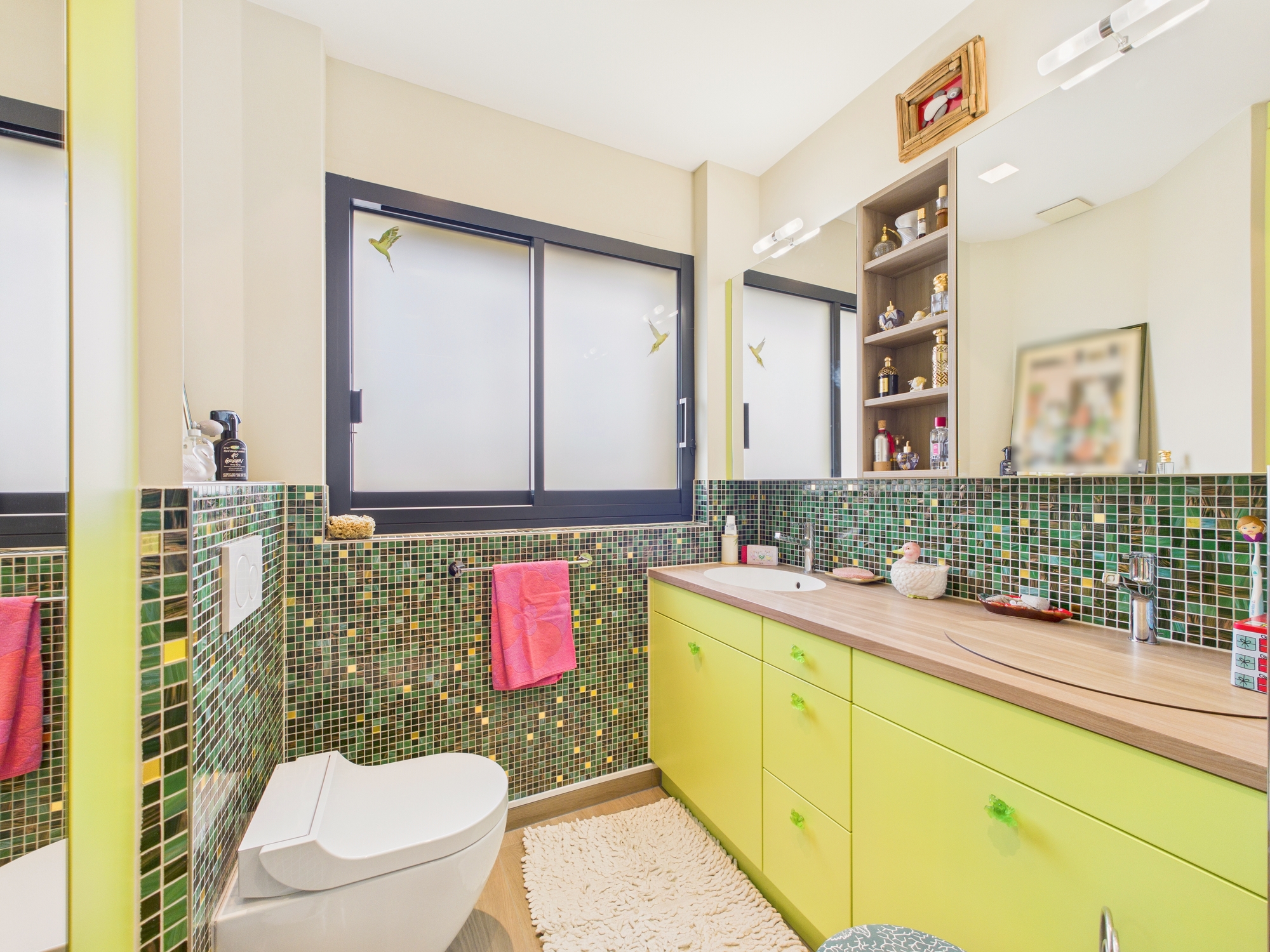 Modernes Gäste-WC mit grüner Mosaikgestaltung