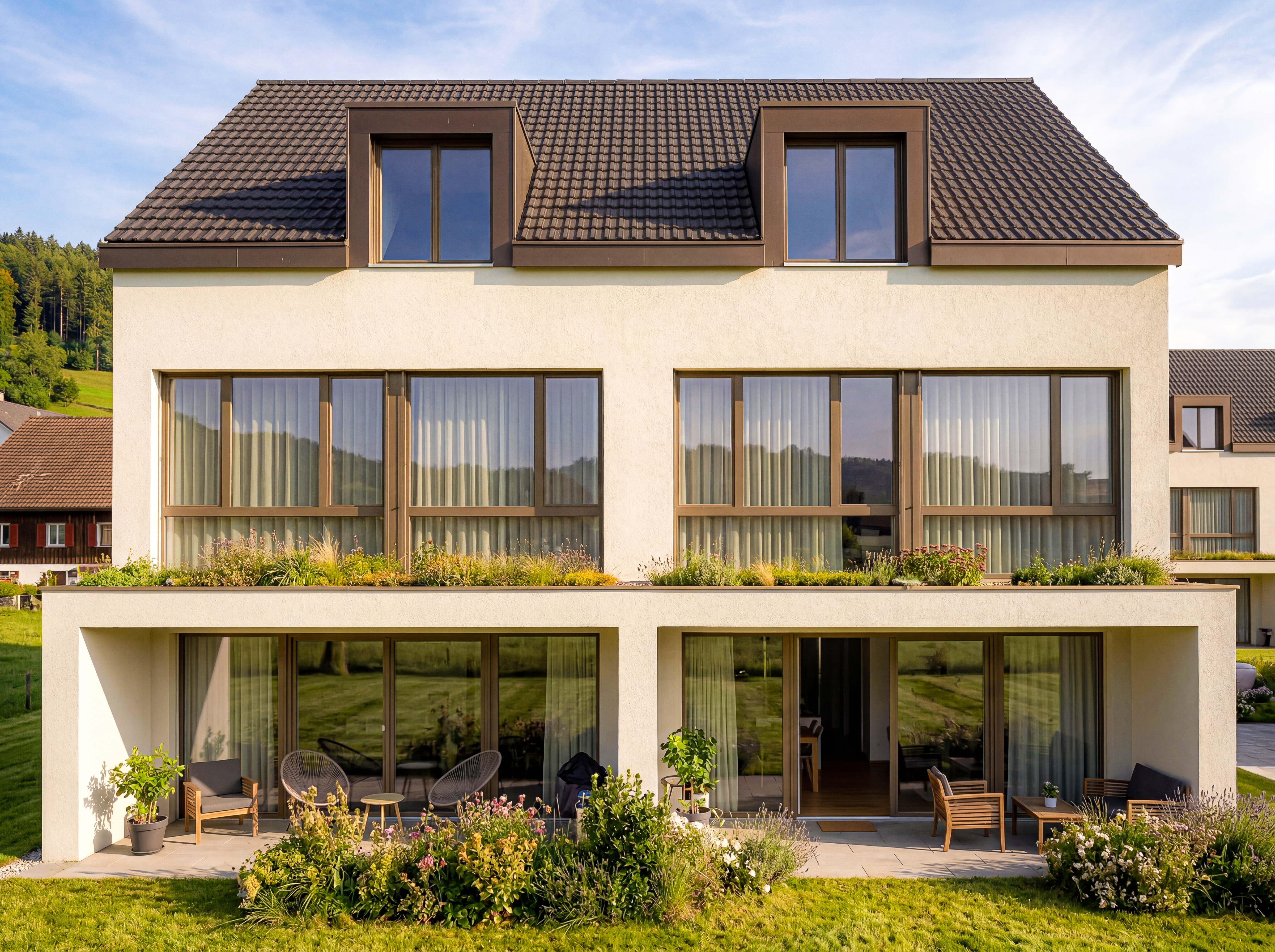 Moderne Außenansicht eines Einfamilienhauses mit Garten