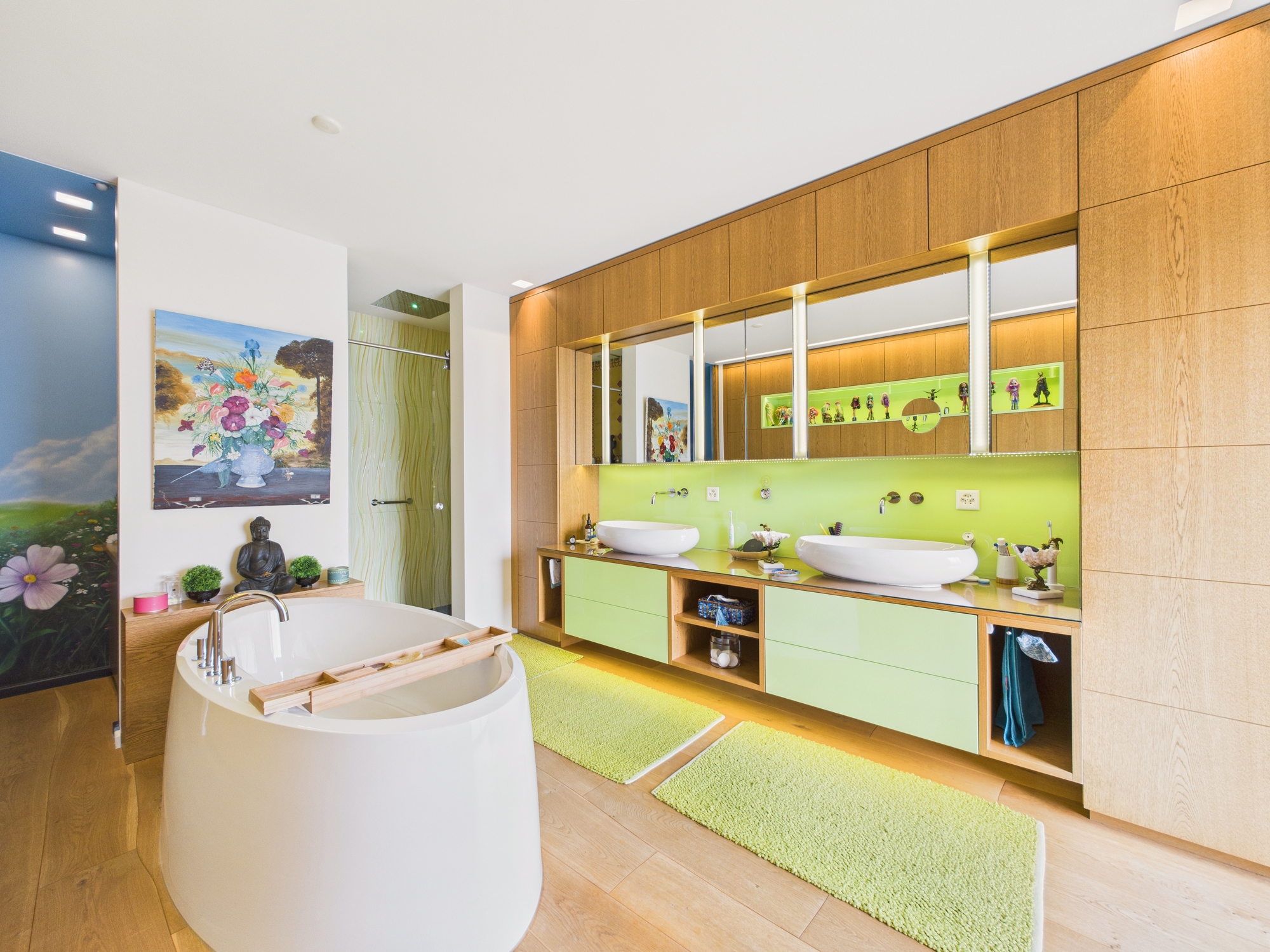 Luxuriöses Badezimmer mit freistehender Wanne und Doppelwaschtisch