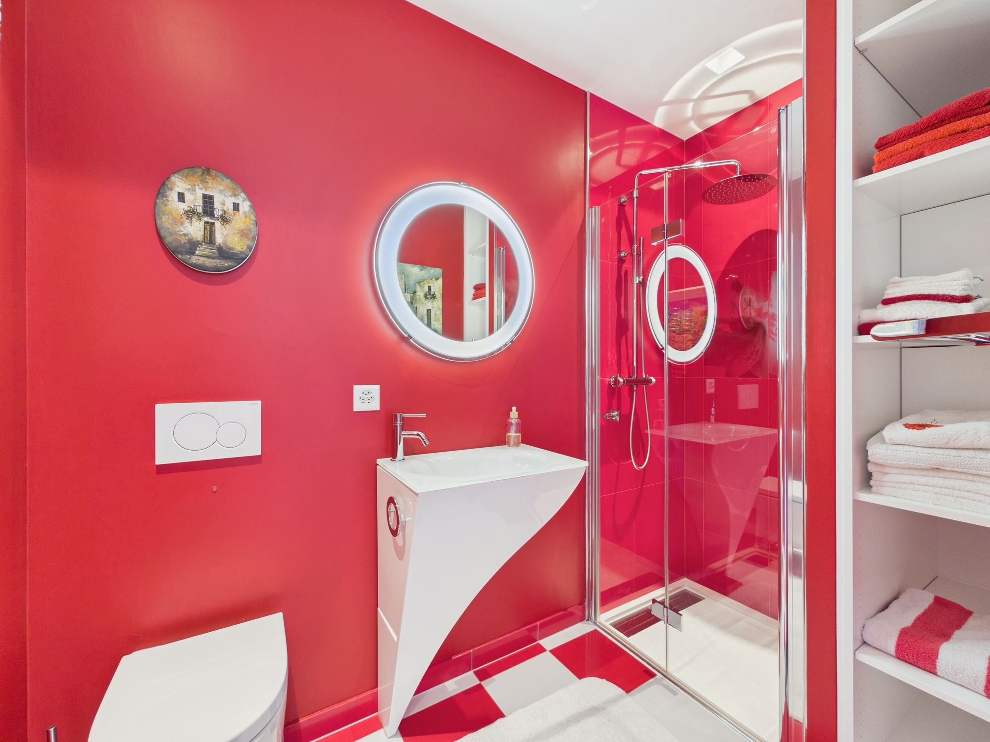 Modernes Badezimmer in kräftigem Rot mit Dusche