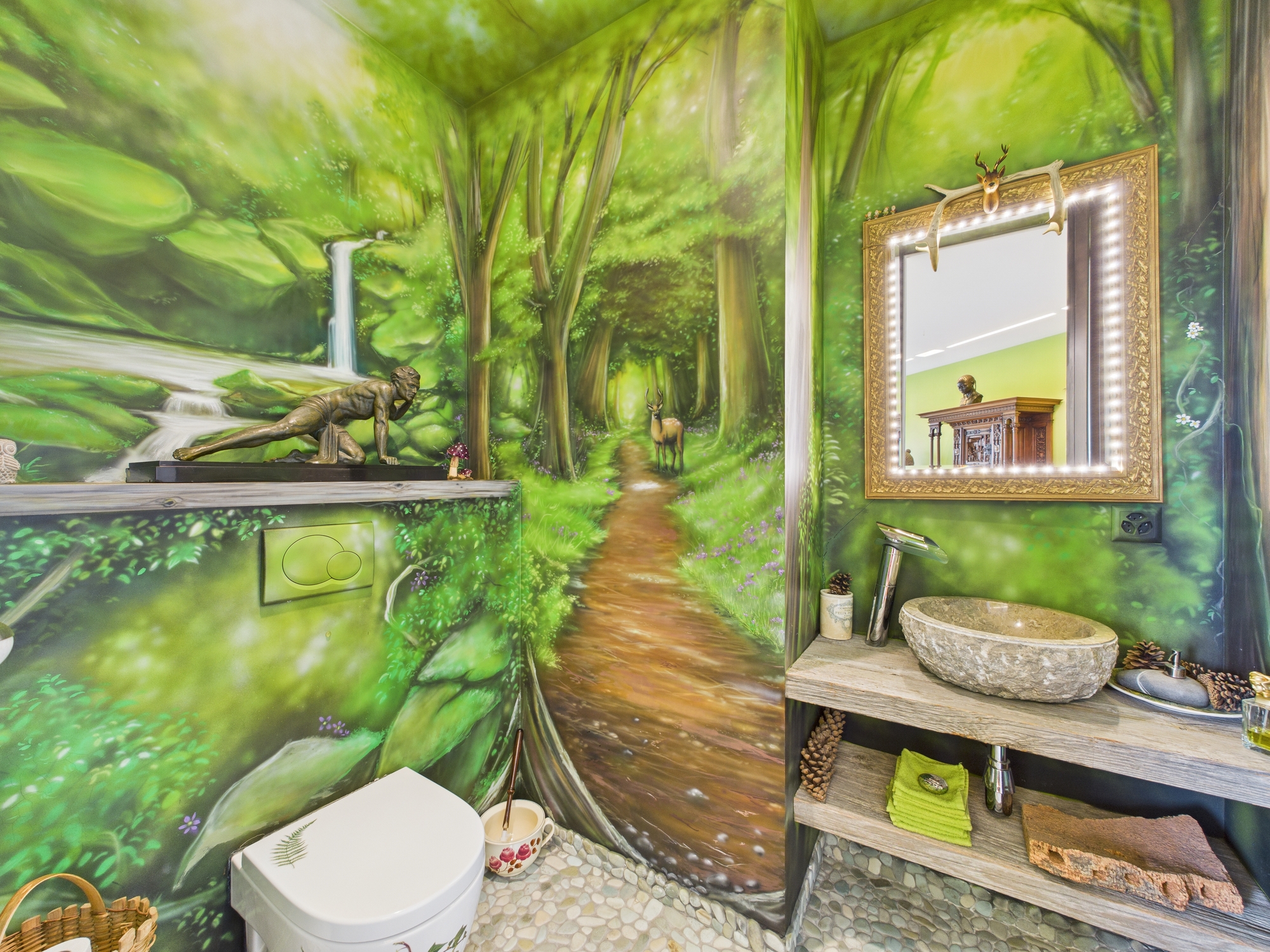 Außergewöhnliches Gäste-WC mit Waldmotiv