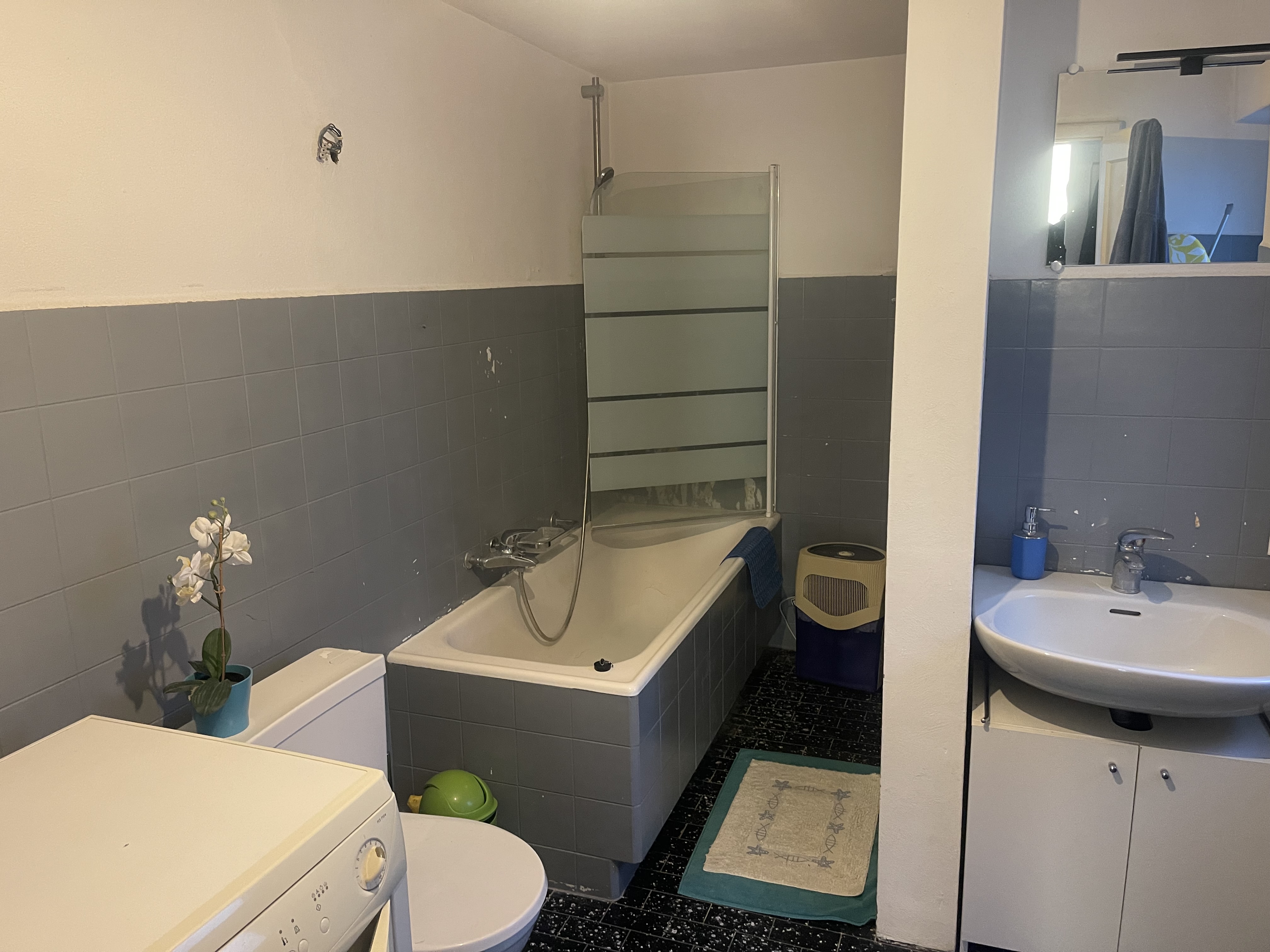 Badezimmer mit Wanne und Waschbecken