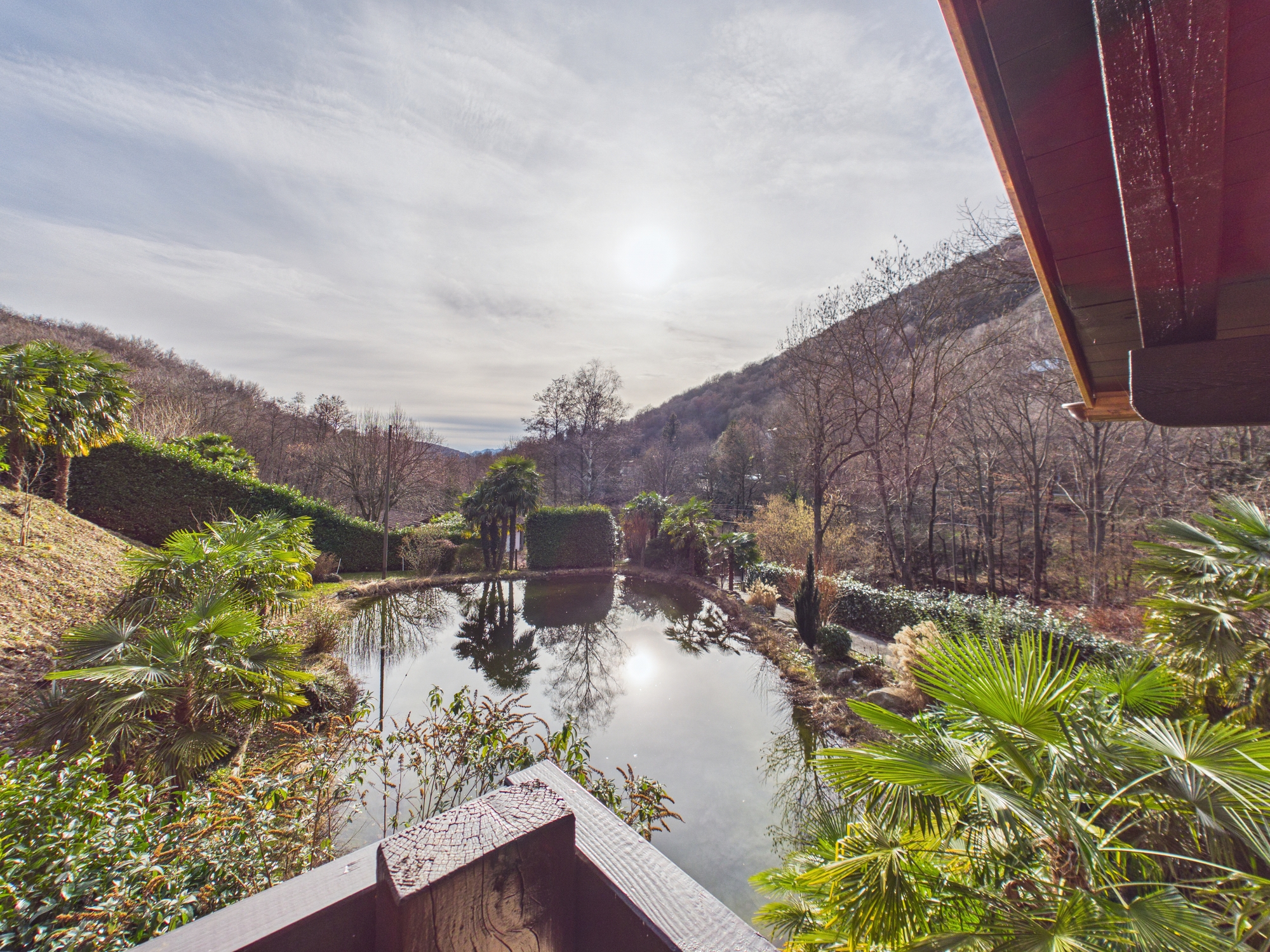 Gartenblick mit Teich und Berglandschaft