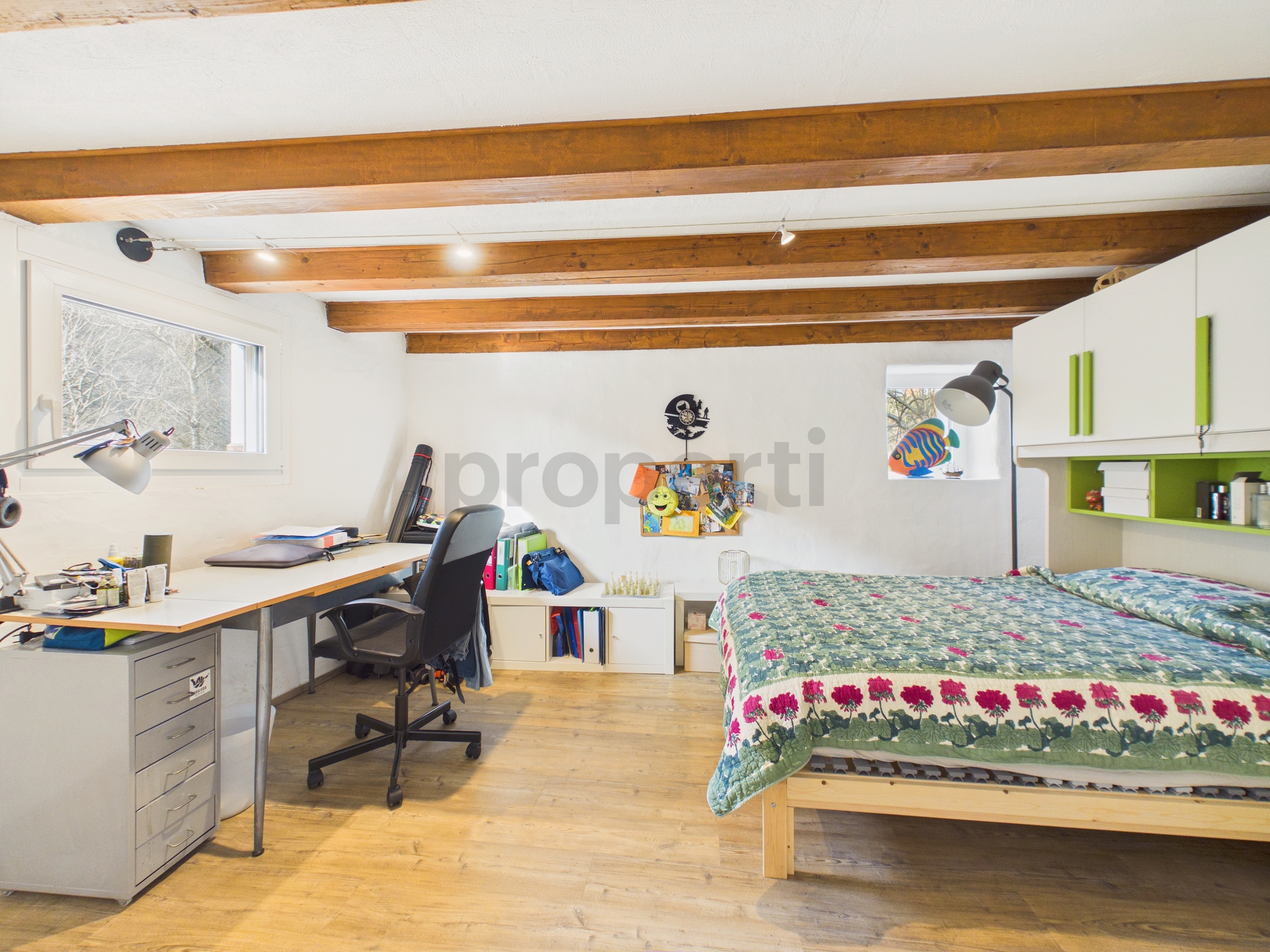 Schlafzimmer mit Arbeitsbereich