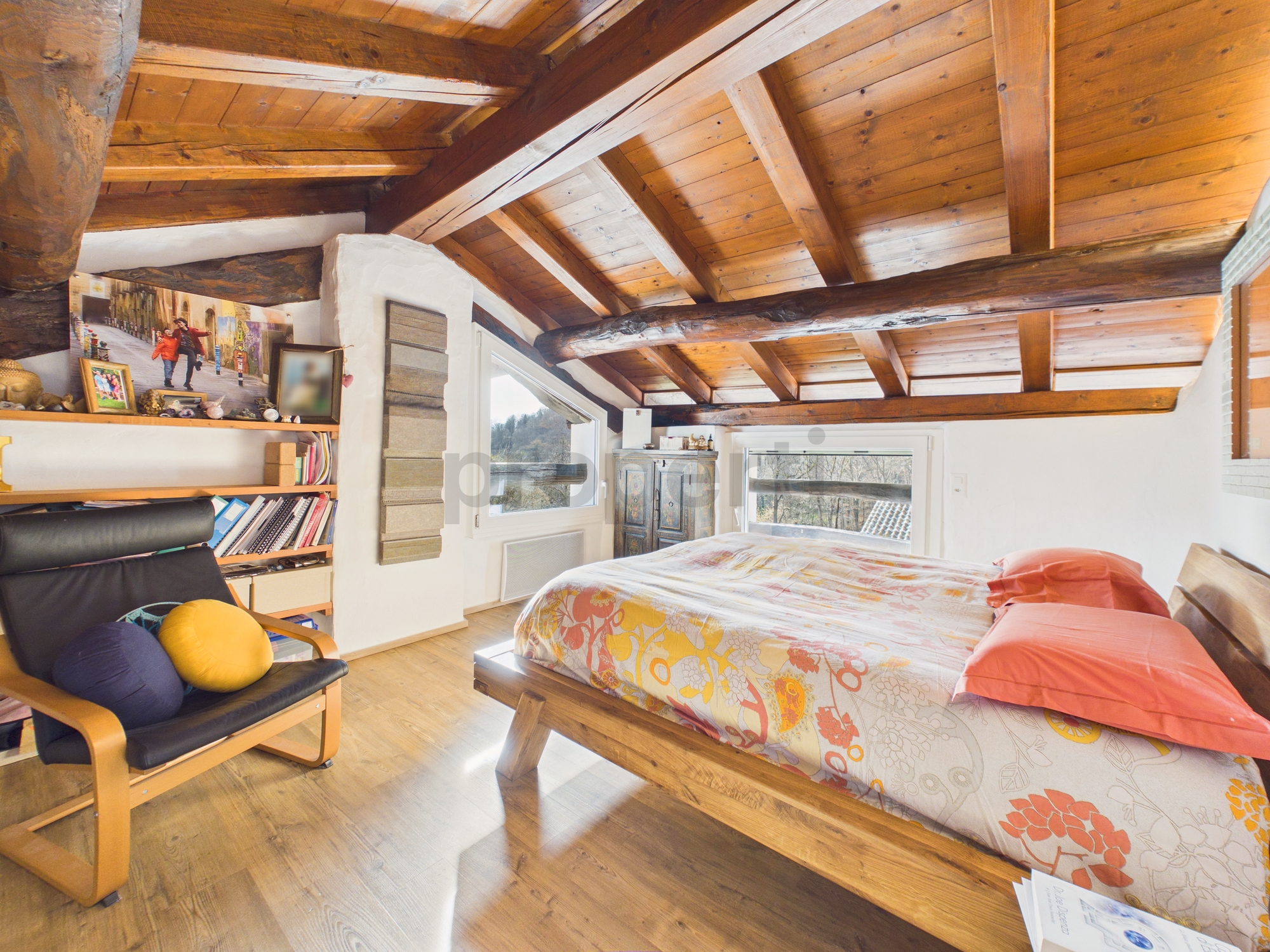 Gemütliches Dachgeschoss-Schlafzimmer mit Holzbalkendecke