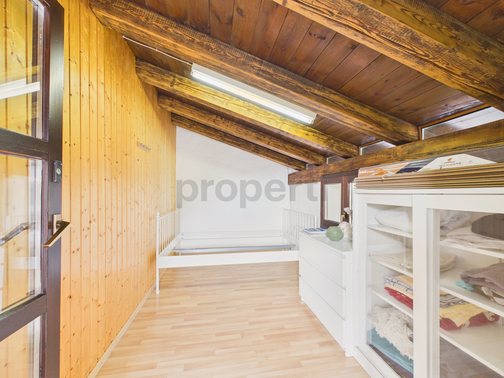 Dachgeschoss mit Holzverkleidung