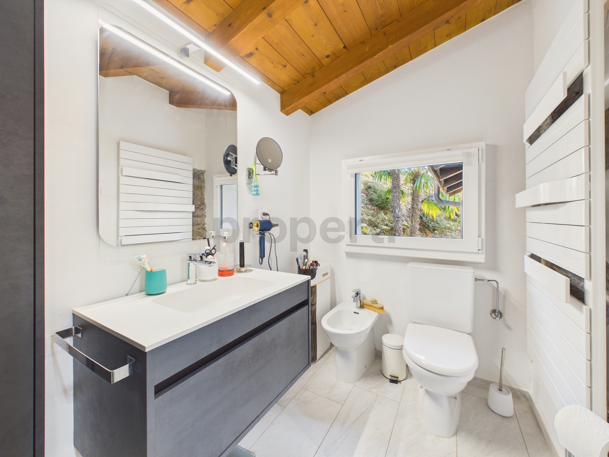 Modernes Badezimmer mit Holzdecke