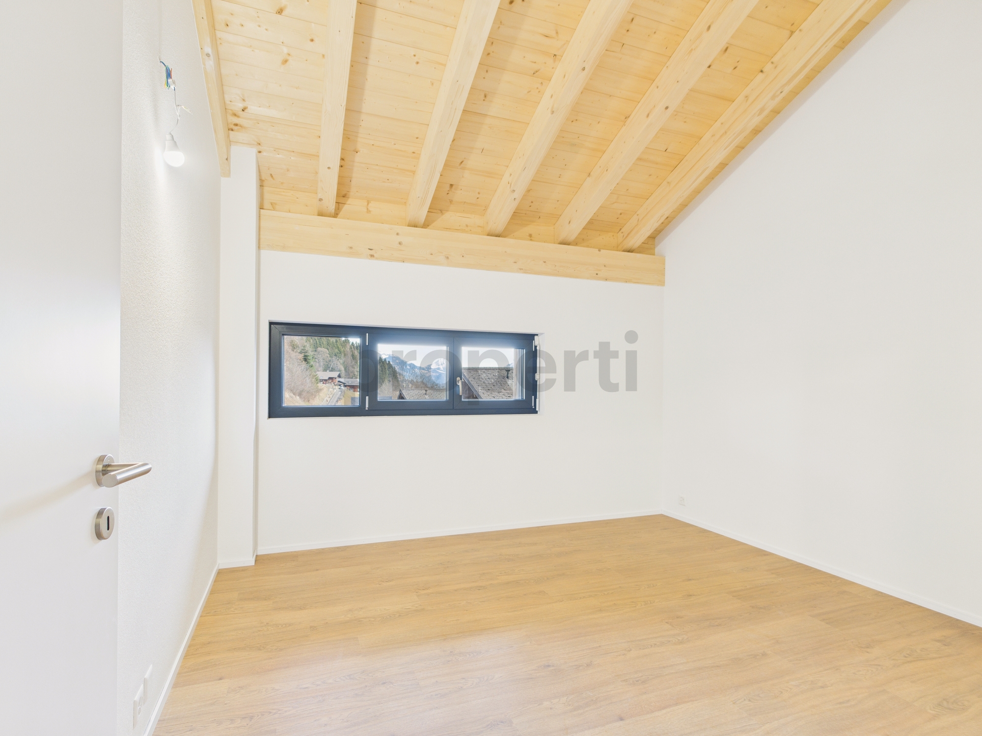 Leerer Raum mit sichtbaren Holzbalken