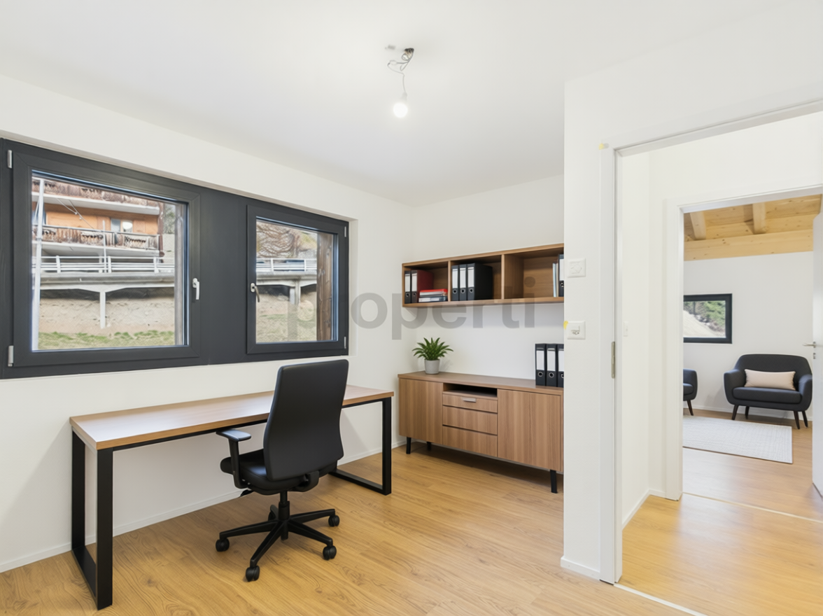 Helles Arbeitszimmer mit Schreibtisch und Stauraum