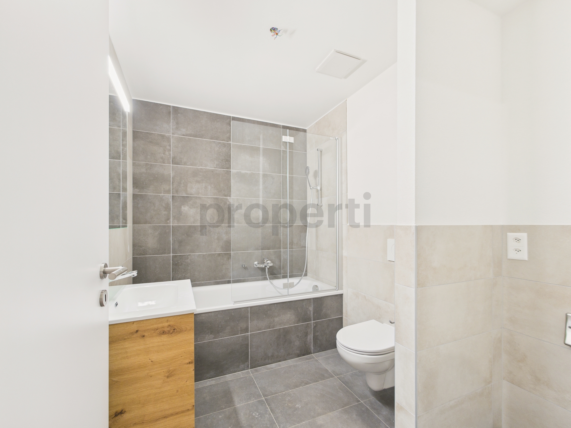 Modernes Bad mit Badewanne und WC