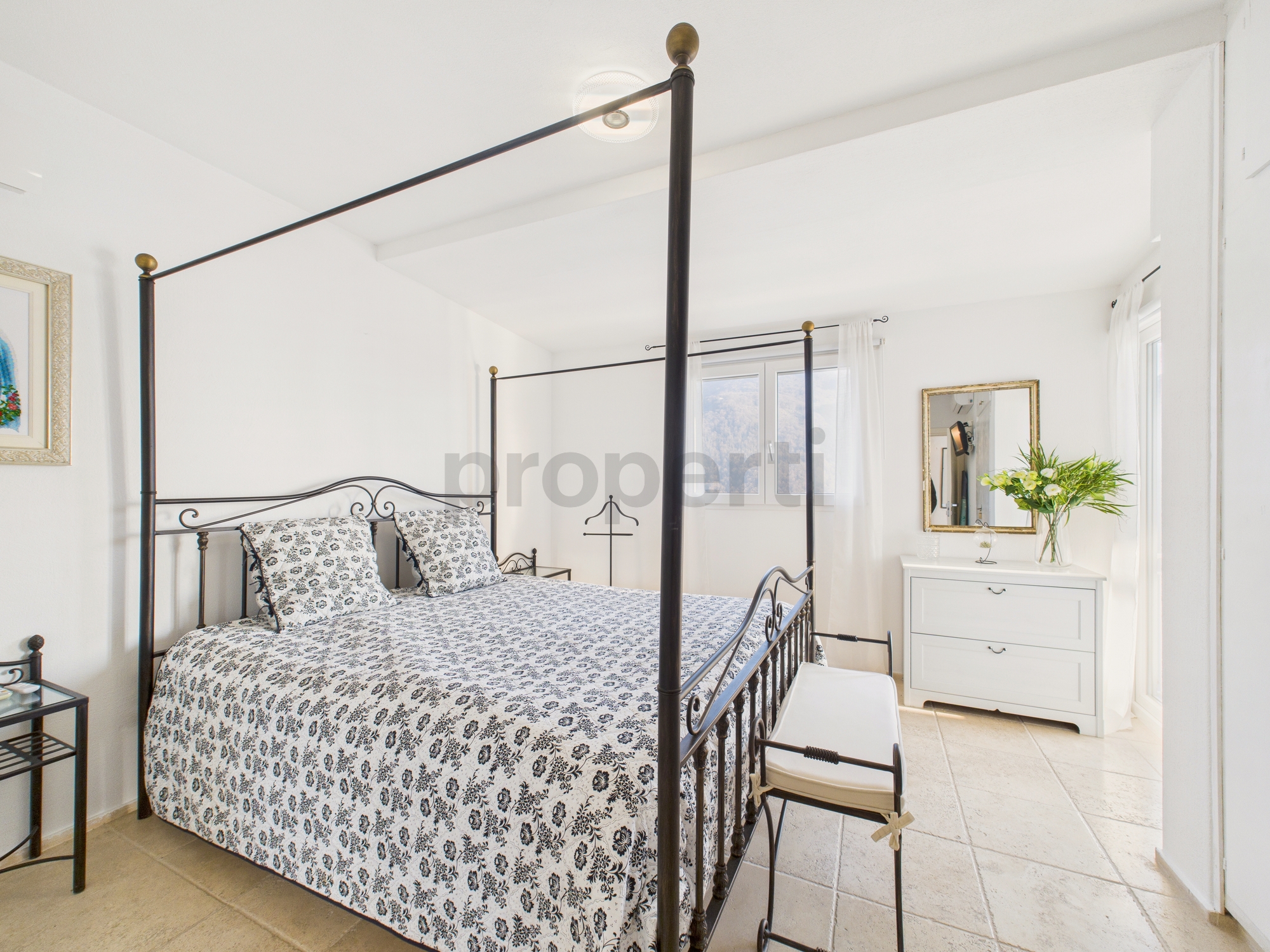 Helles Schlafzimmer mit Himmelbett und mediterranem Flair