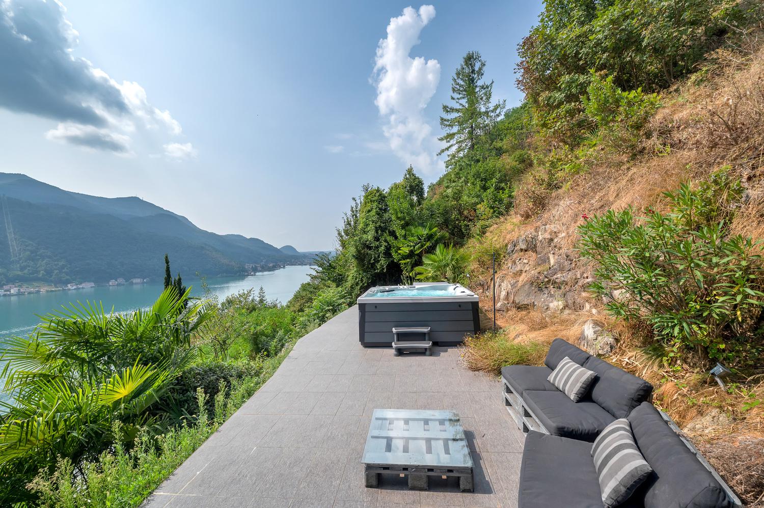 Terrasse mit Whirlpool und Seeblick