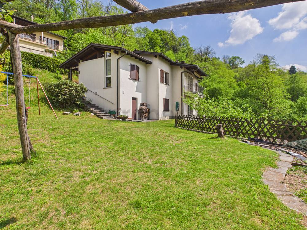 Haus mit großem Garten am Hang