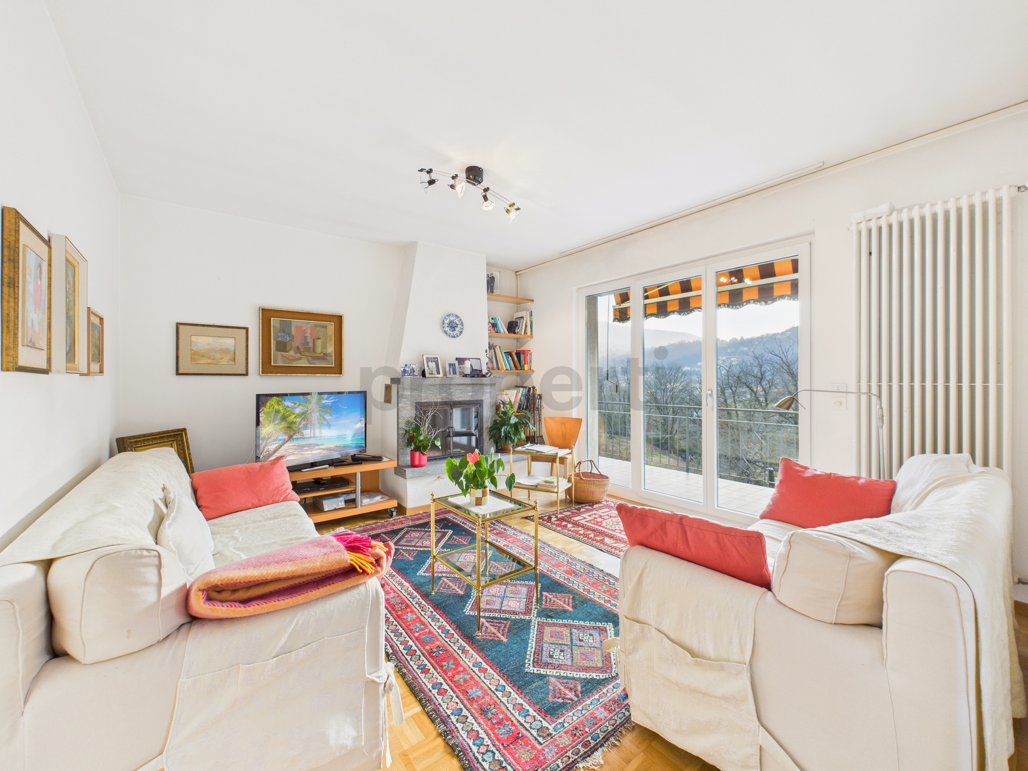 Helles Wohnzimmer mit Balkonblick