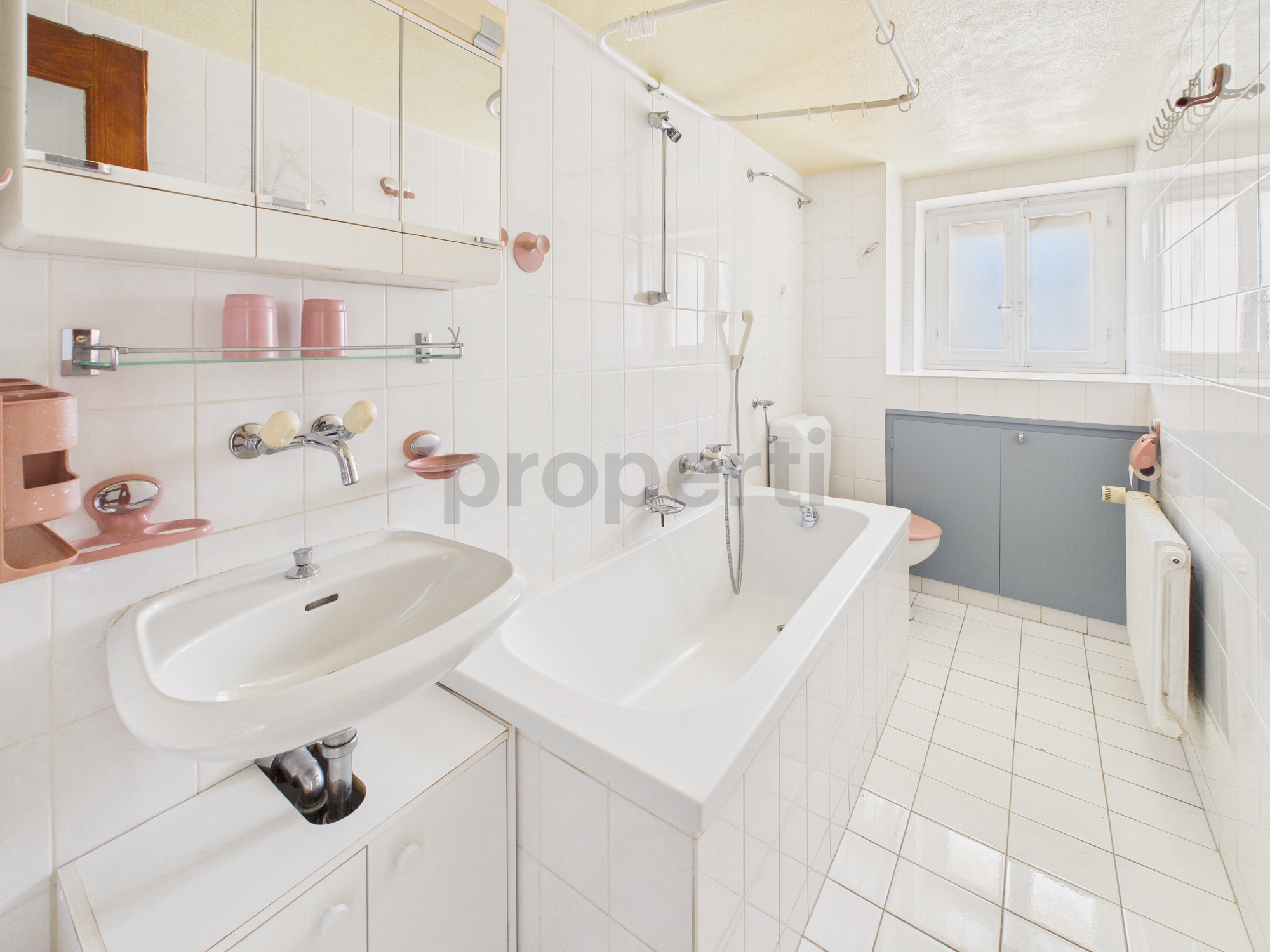 Helles Badezimmer mit Badewanne und Waschbecken