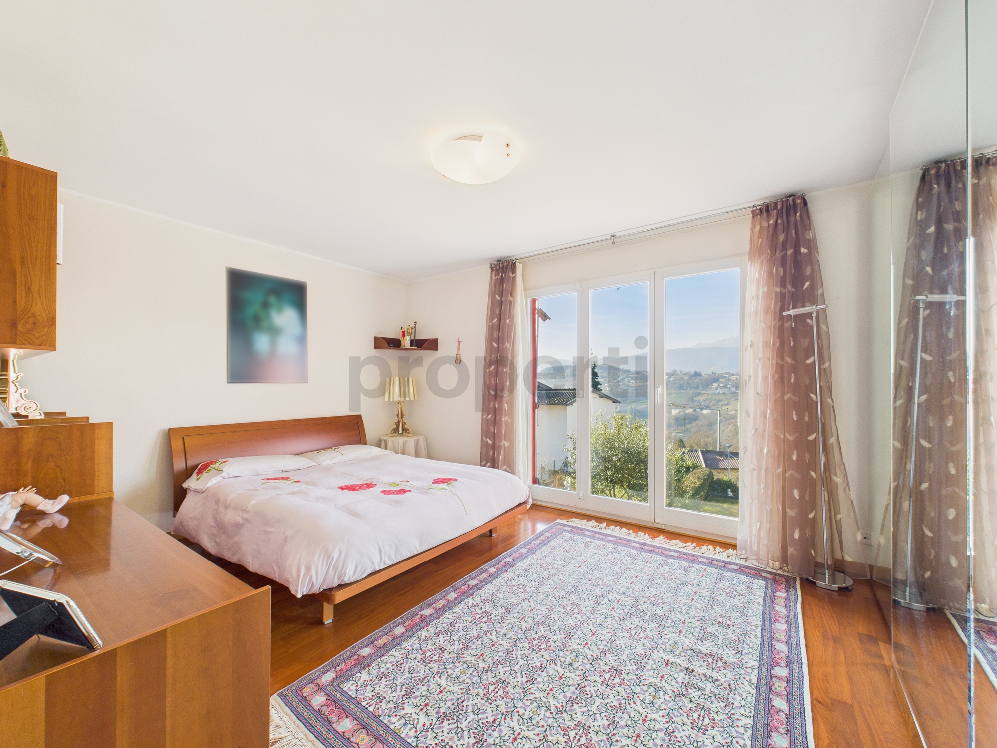 Helles Schlafzimmer mit Bergblick