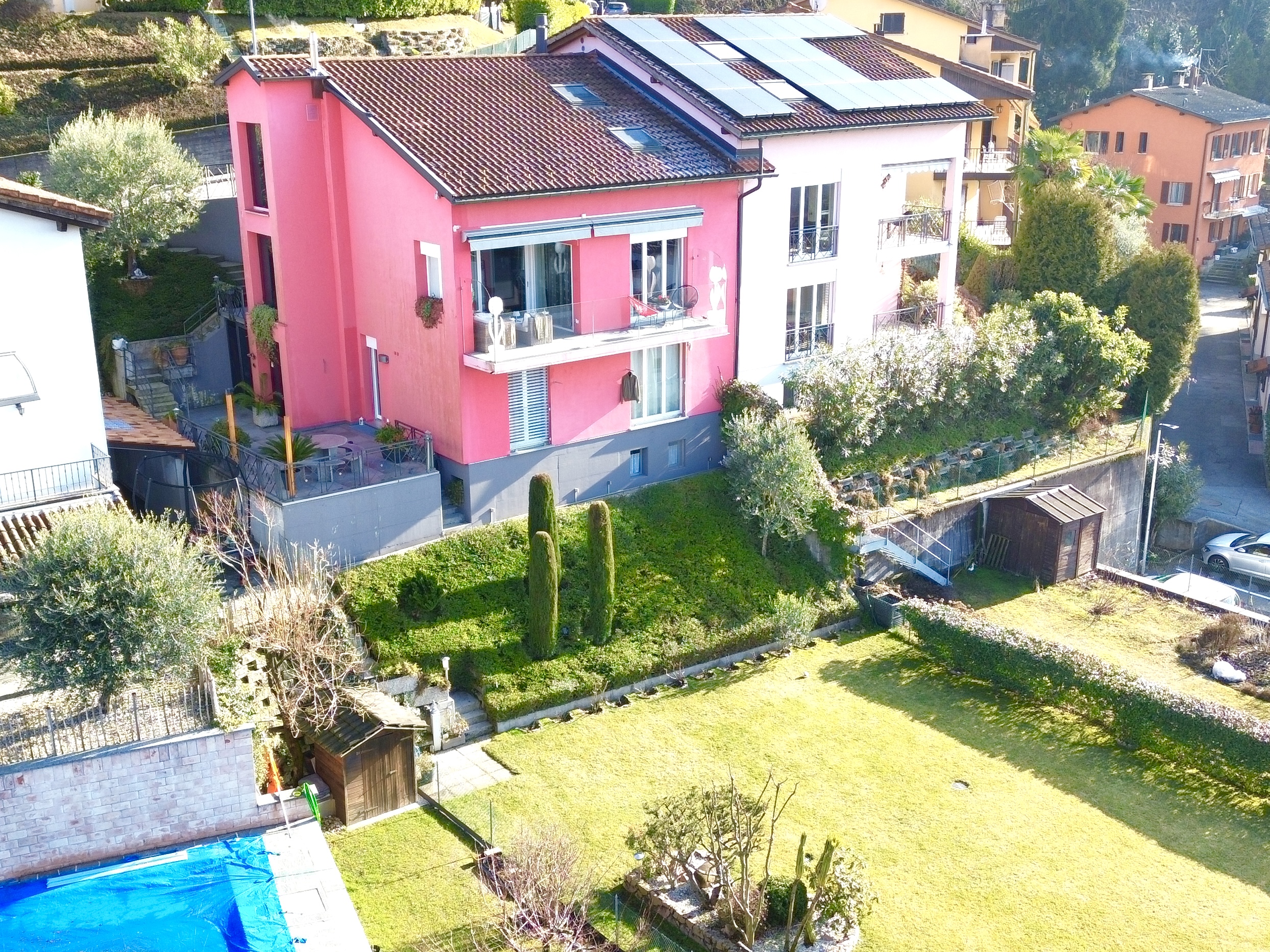 Luftaufnahme eines Hauses mit Garten und Pool