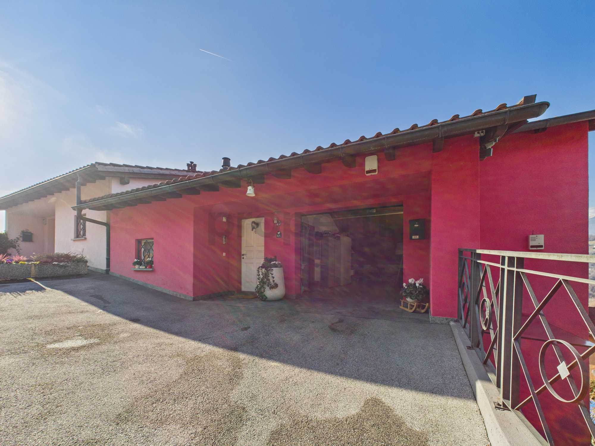 Außenansicht eines Hauses mit Garage und Einfahrt