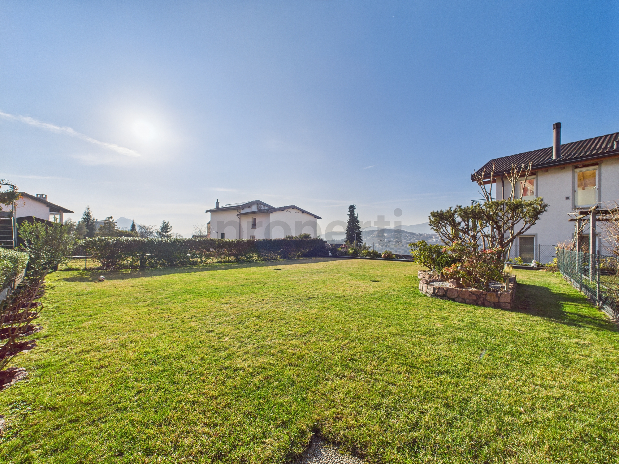 Großer Garten mit Wohnhäusern und Ausblick