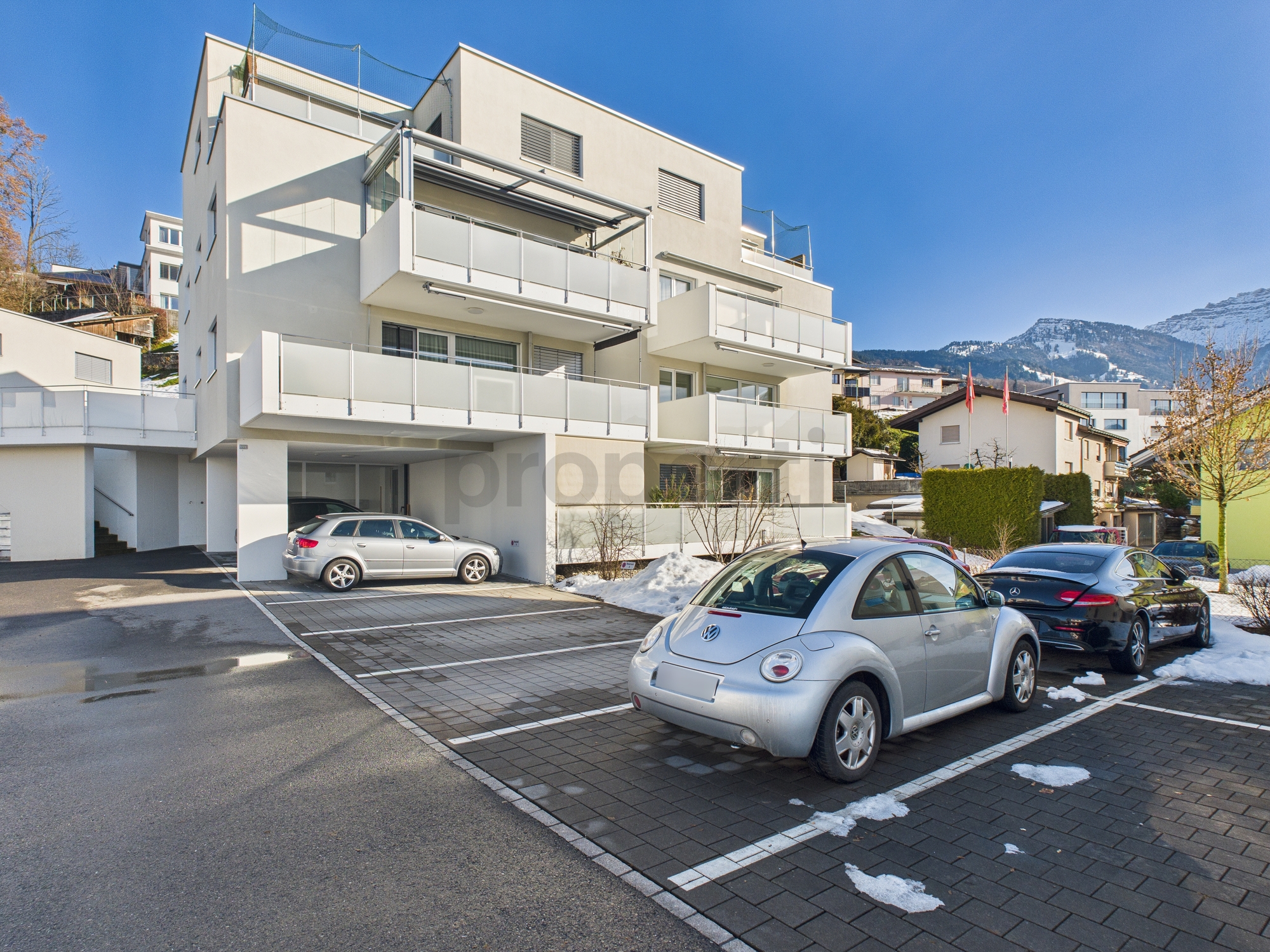 Modernes Mehrfamilienhaus mit Balkonen und Tiefgaragen-/Carportbereich