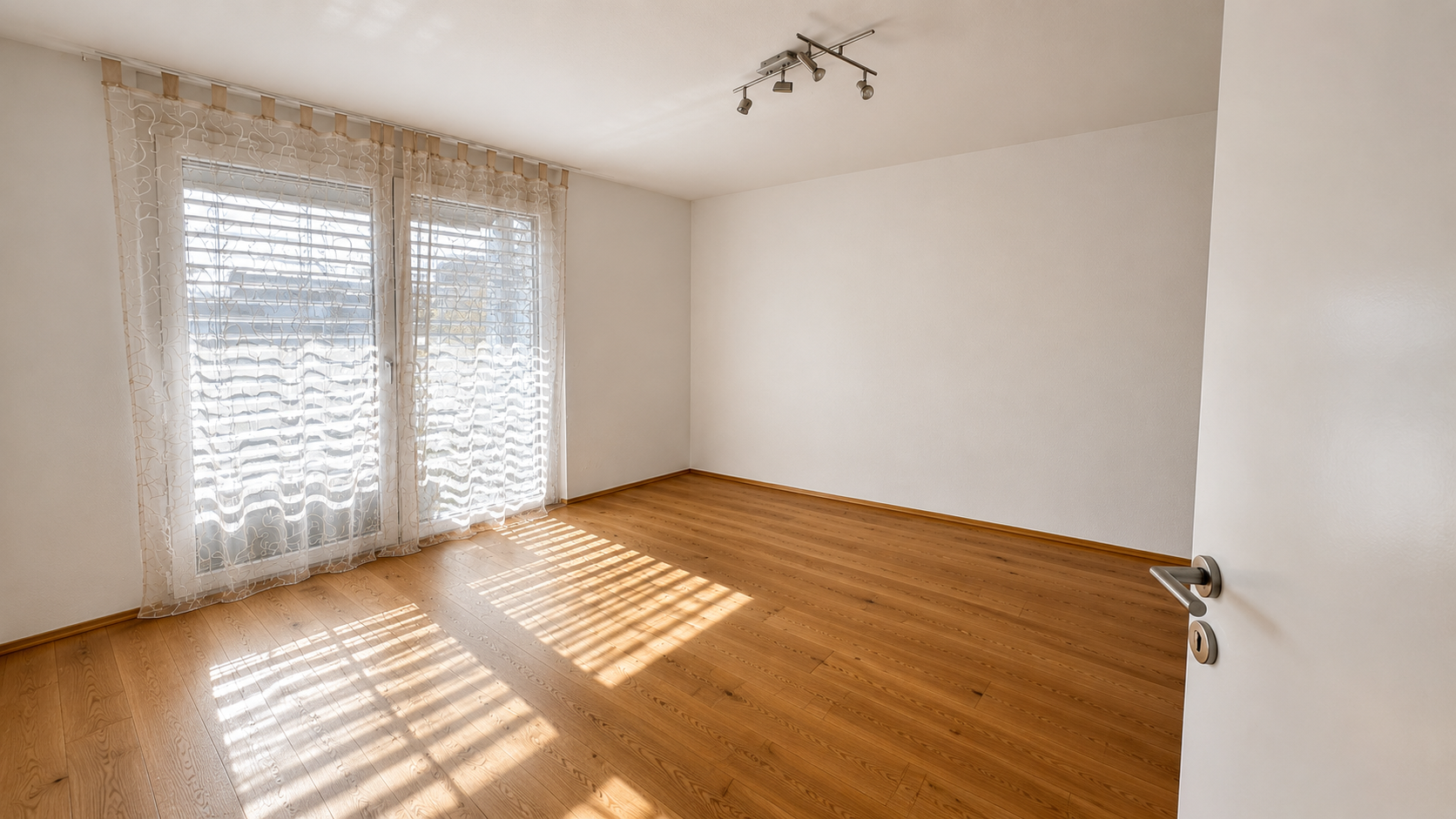 Heller leerer Wohnraum mit Holzfußboden