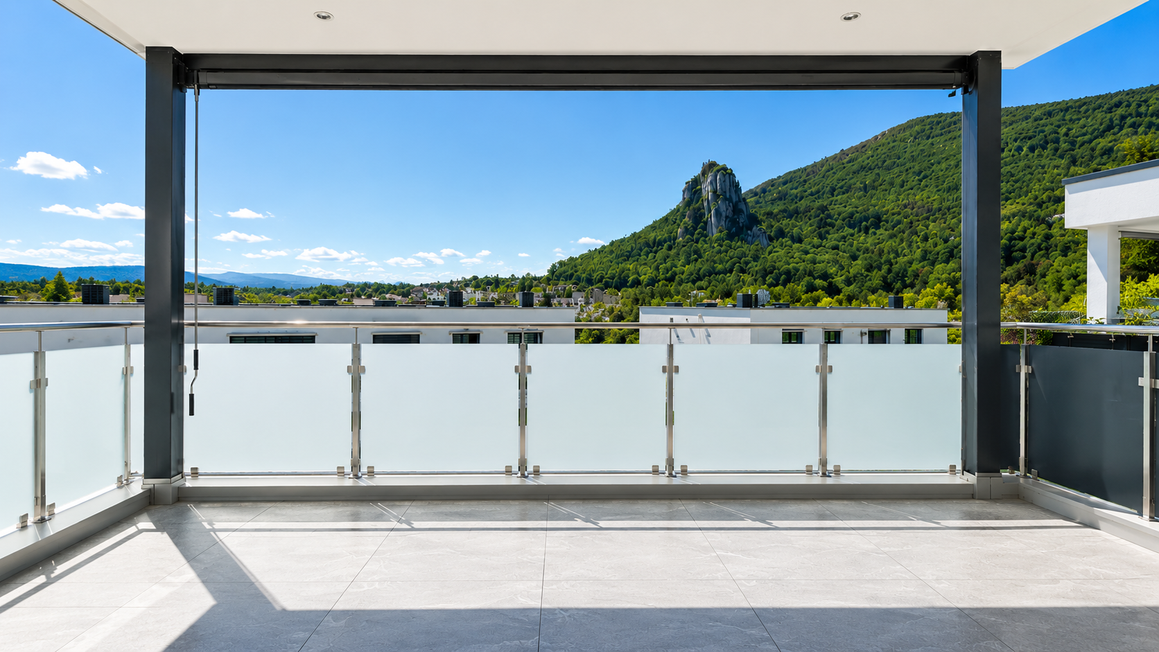 Moderne Terrasse mit Bergblick