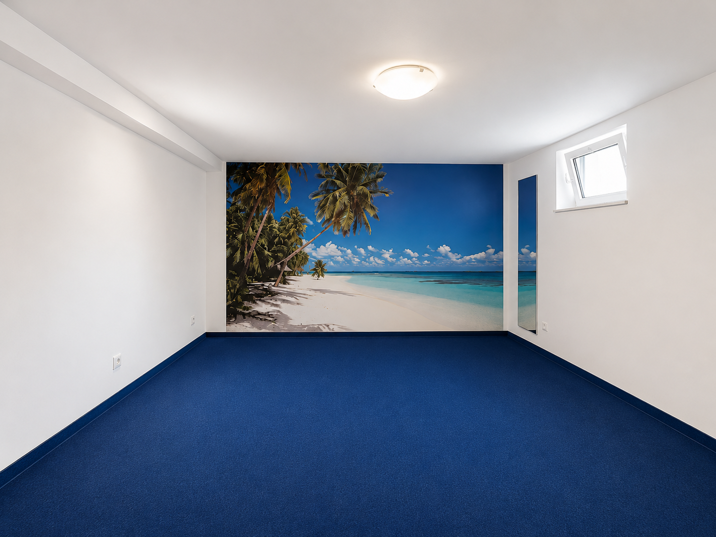Leerer Raum mit Strandmotiv