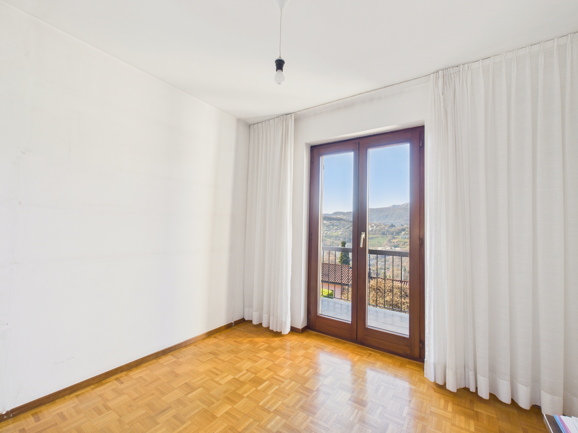 Leeres Zimmer mit Balkonblick