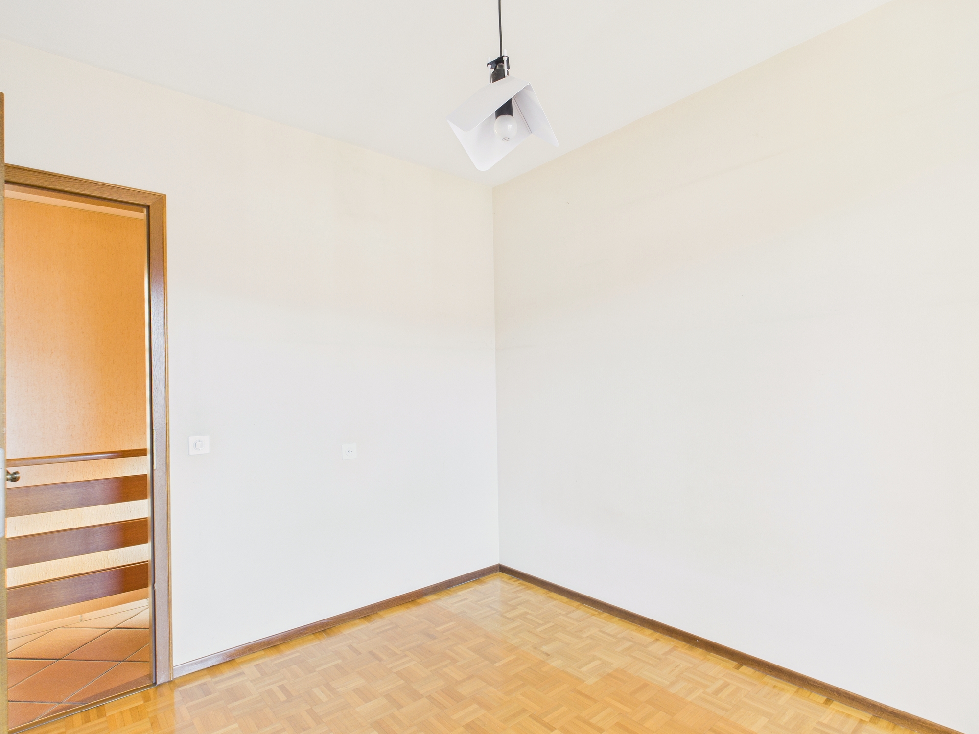Leerer heller Raum mit Holzparkett