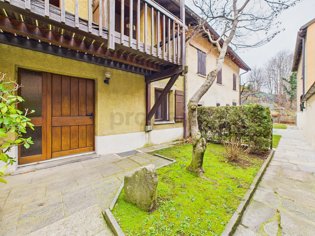 Hauszugang mit Balkon und Gartenstreifen