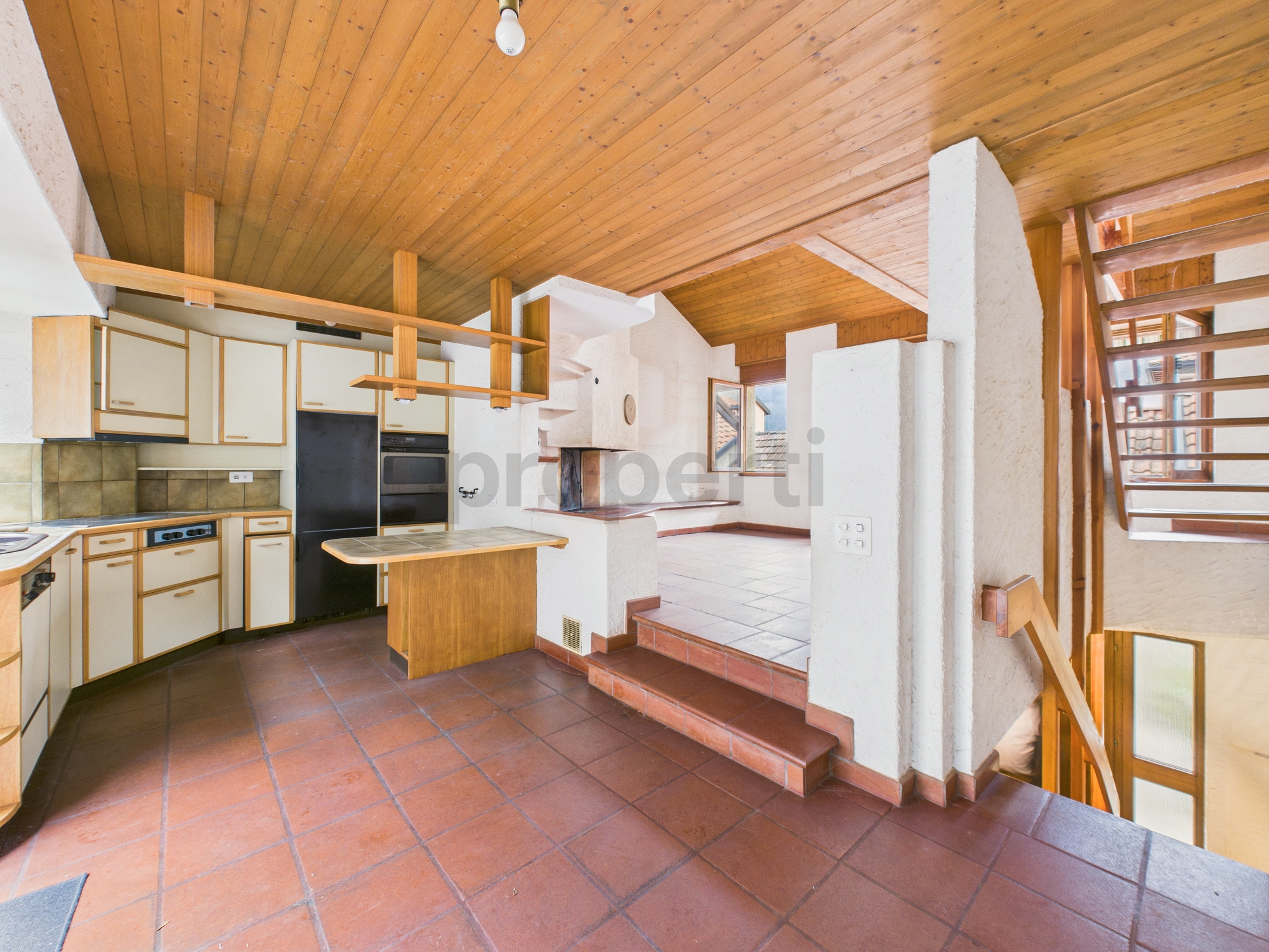 Küche mit Holzdecke und Terrakottafliesen