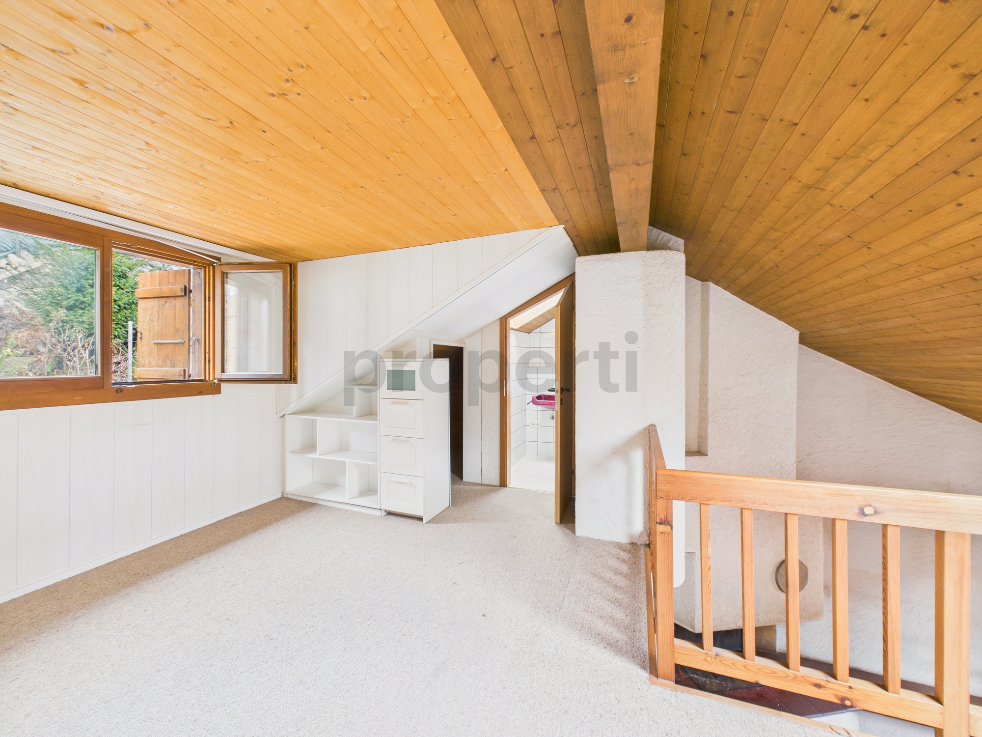 Heller Dachraum mit Holzdecke