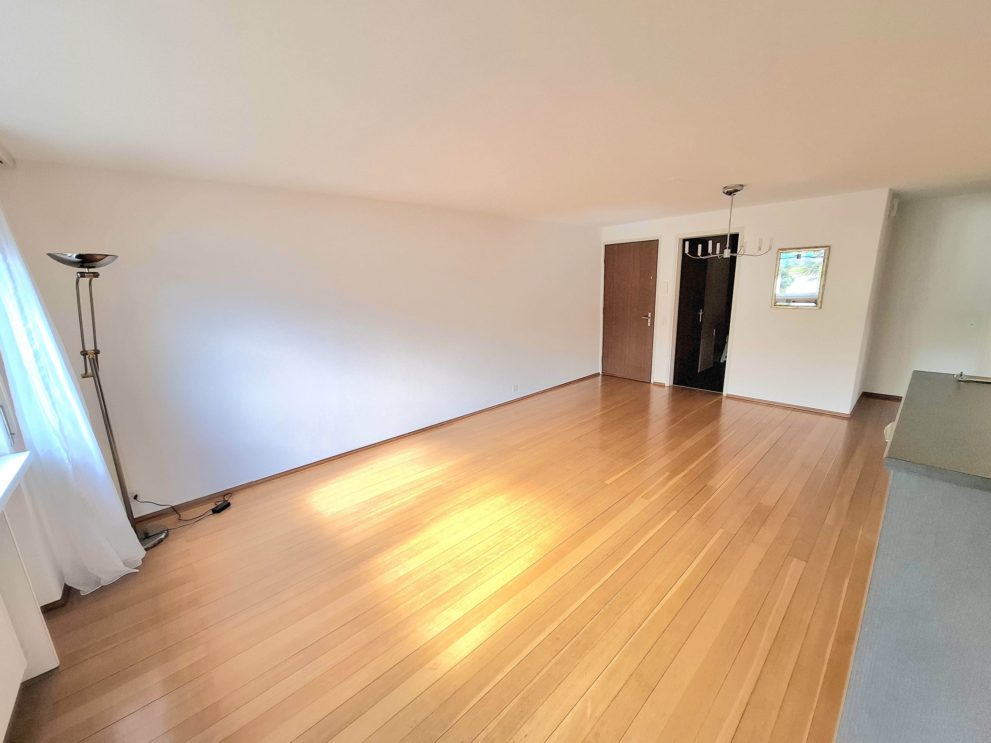 Heller leerer Wohnraum mit Holzboden