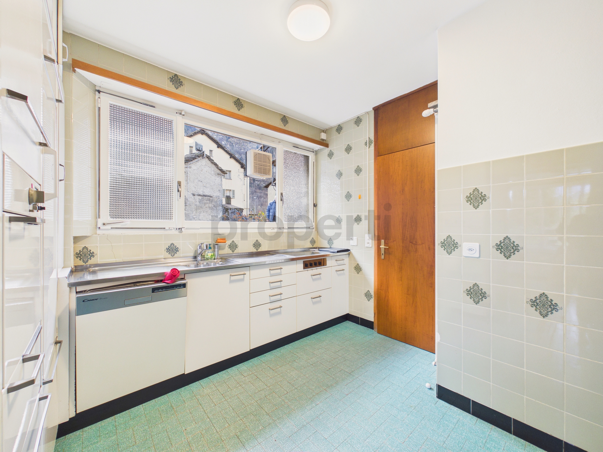 Kleine retro Küche mit Fenster und Holztür