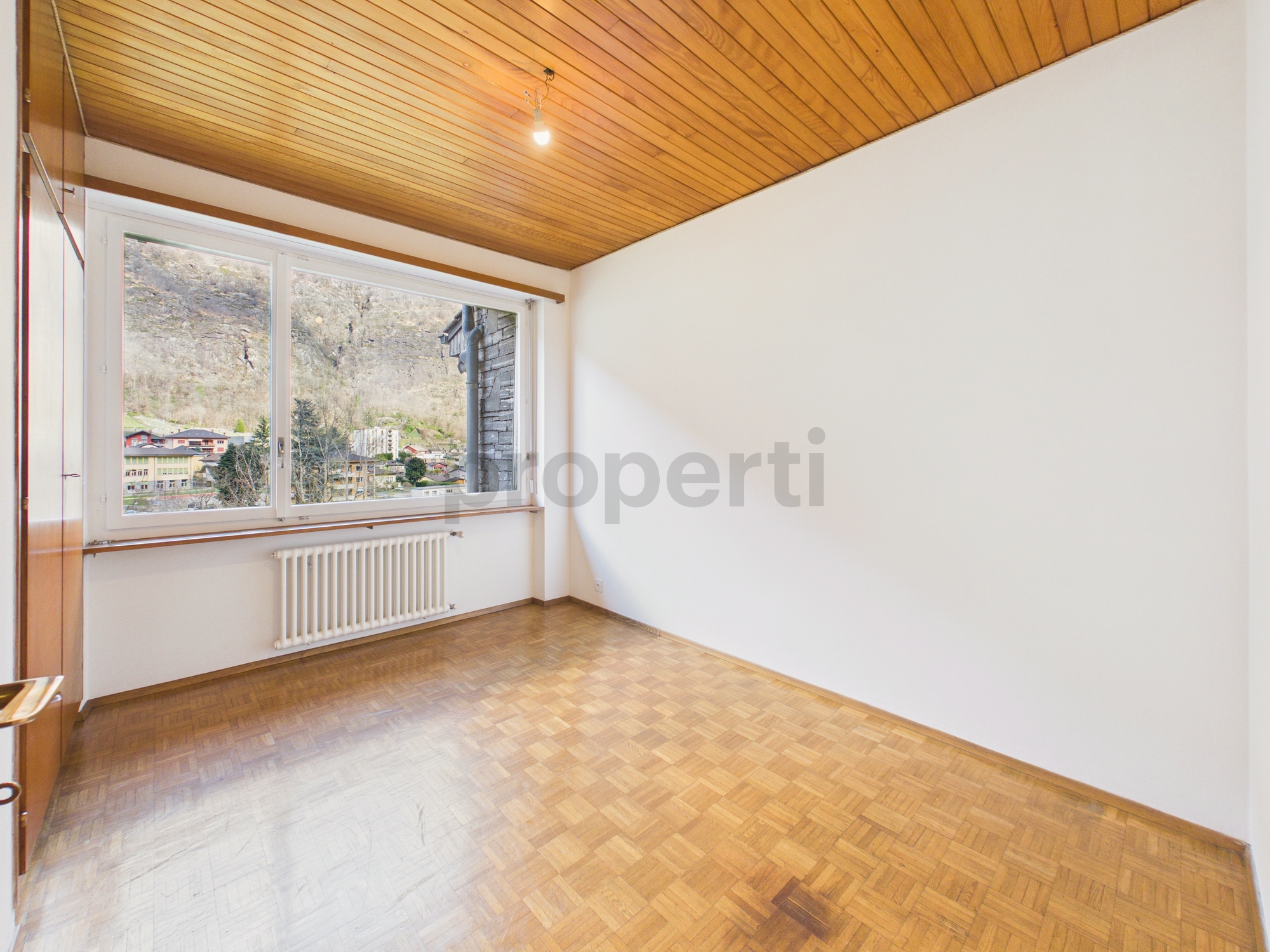 Leerer Raum mit Holzdecke und Blick ins Tal