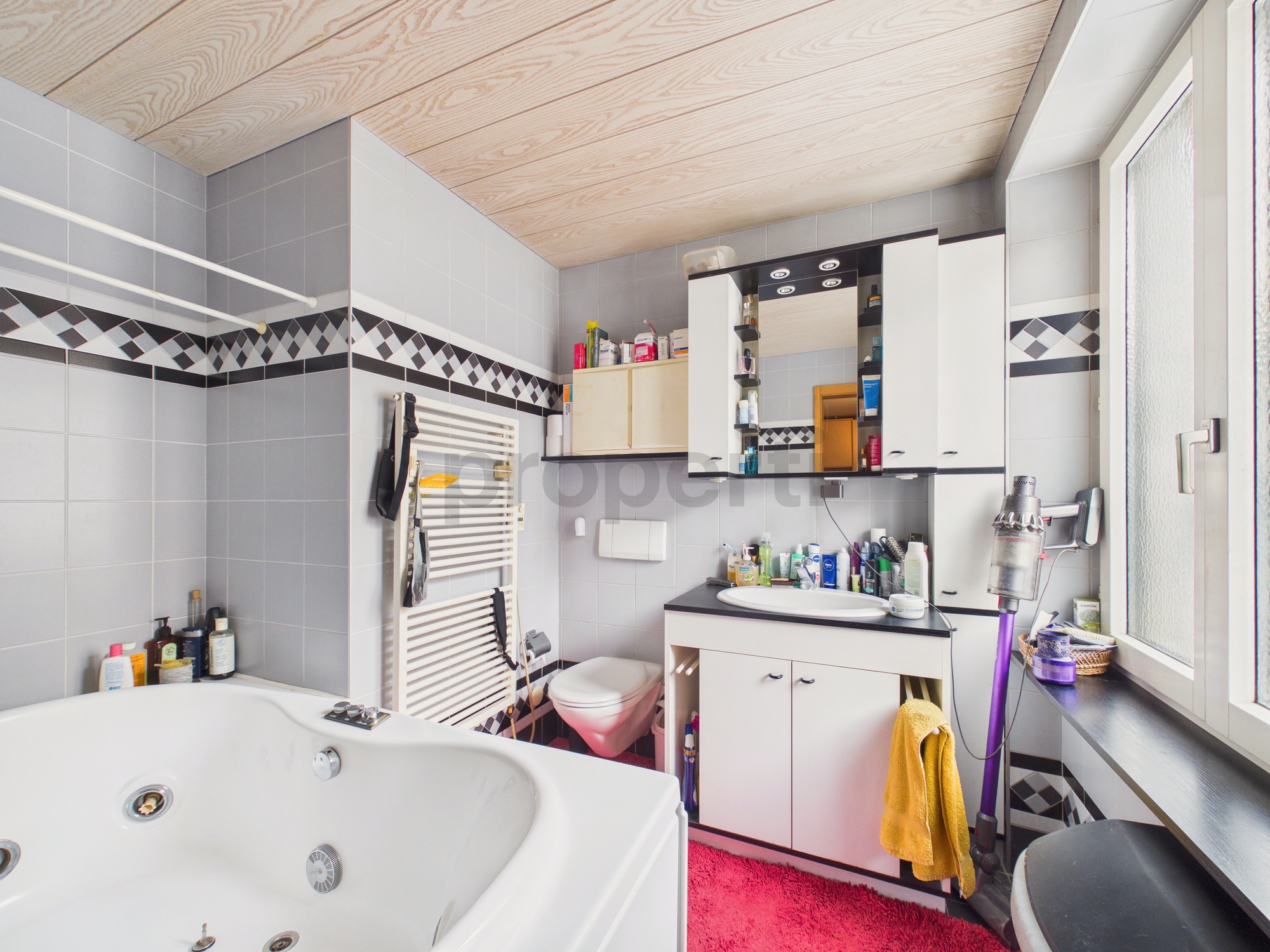 Badezimmer mit Badewanne und Waschplatz