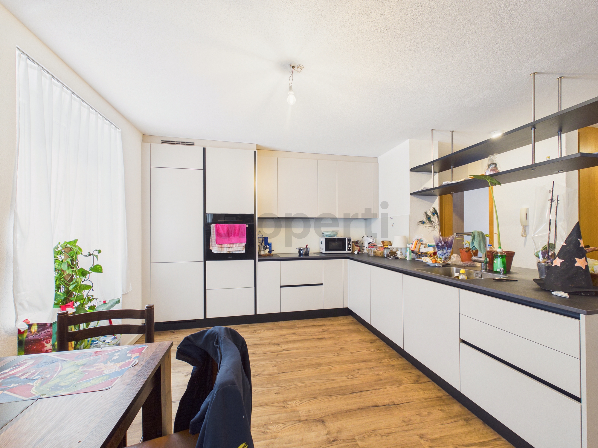 Moderne Küche mit schräger Decke
