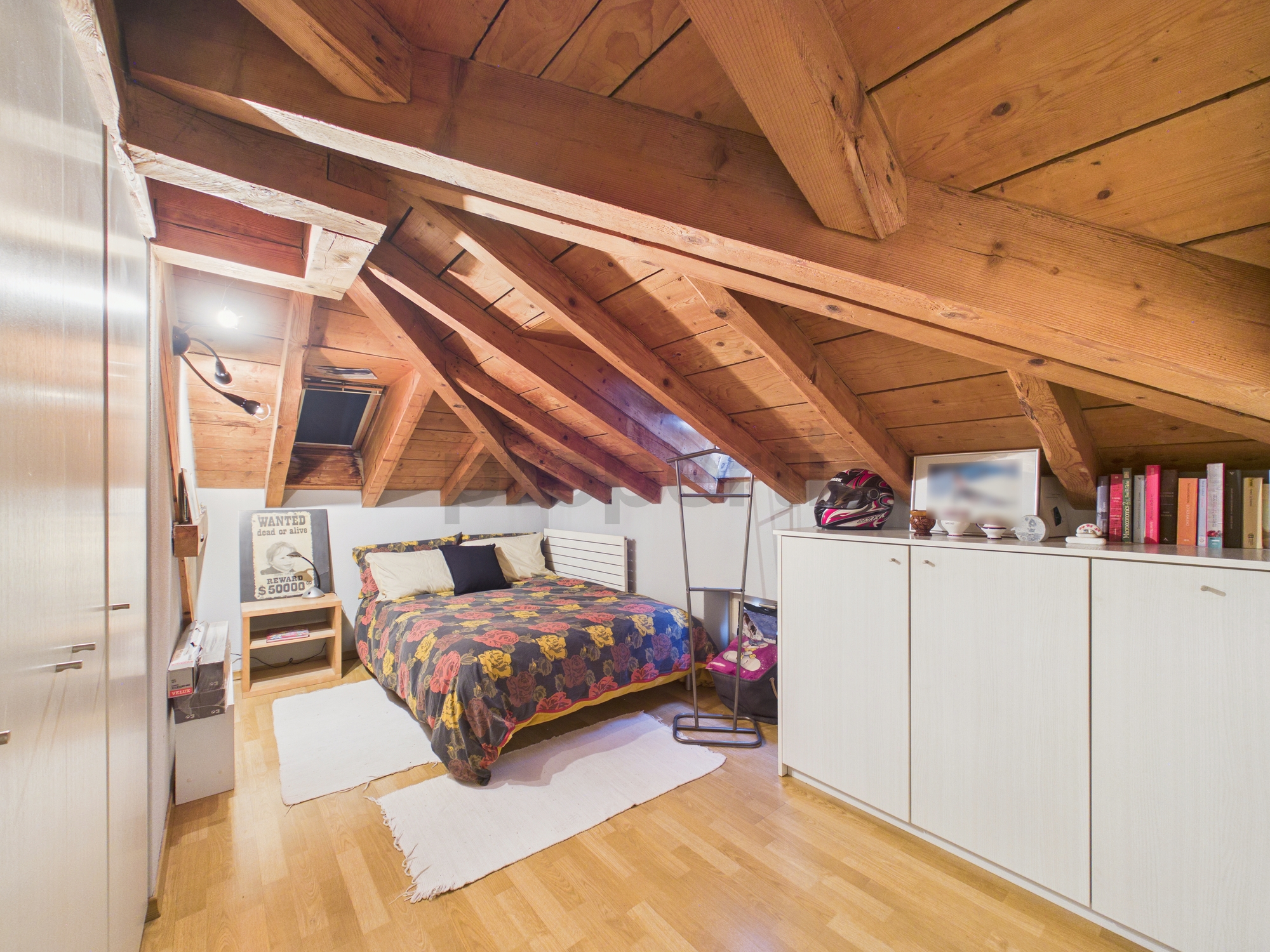 Dachgeschoss-Schlafzimmer mit Holzsparren