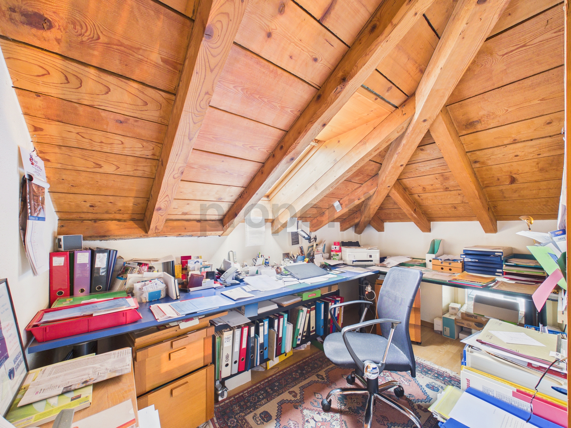 Dachgeschoss-Büro mit Holzdecke