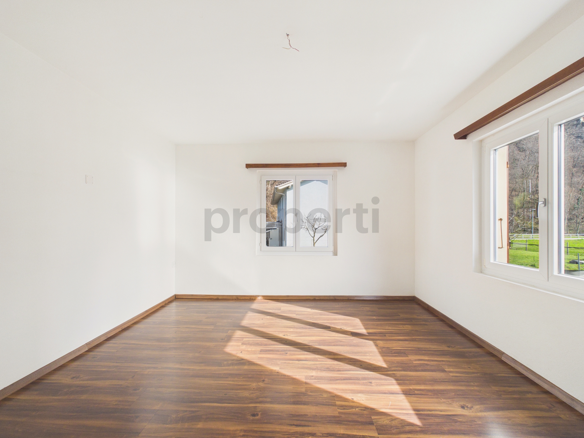 Leerer heller Raum mit Holzfußboden