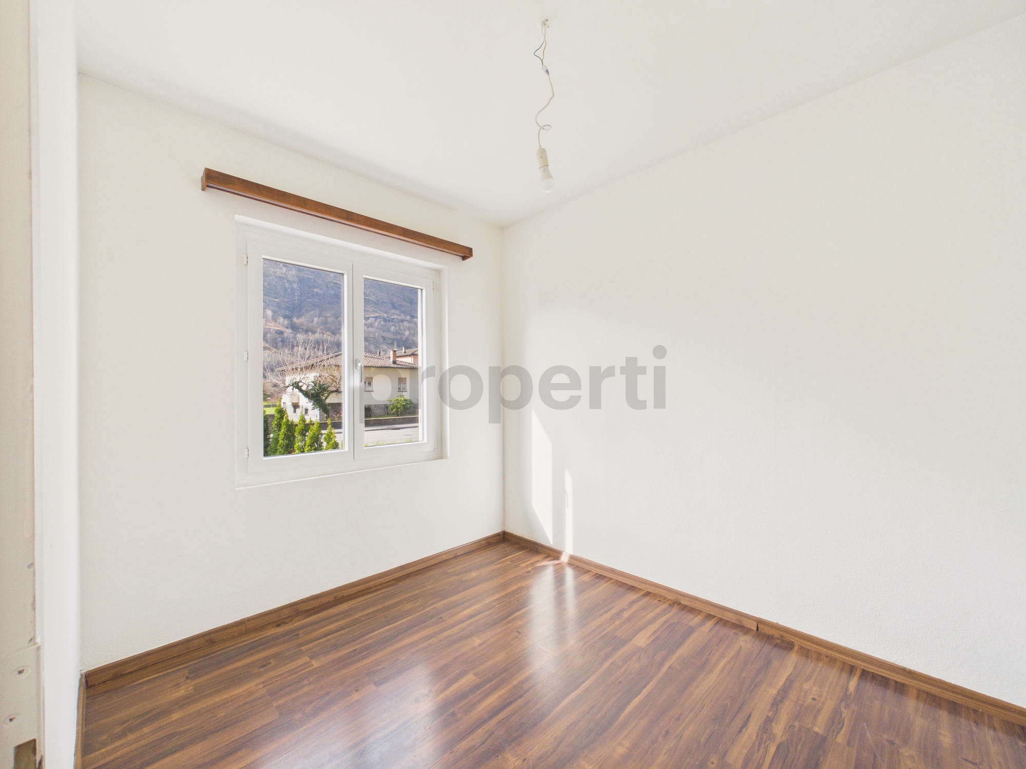 Heller leerer Raum mit Fenster
