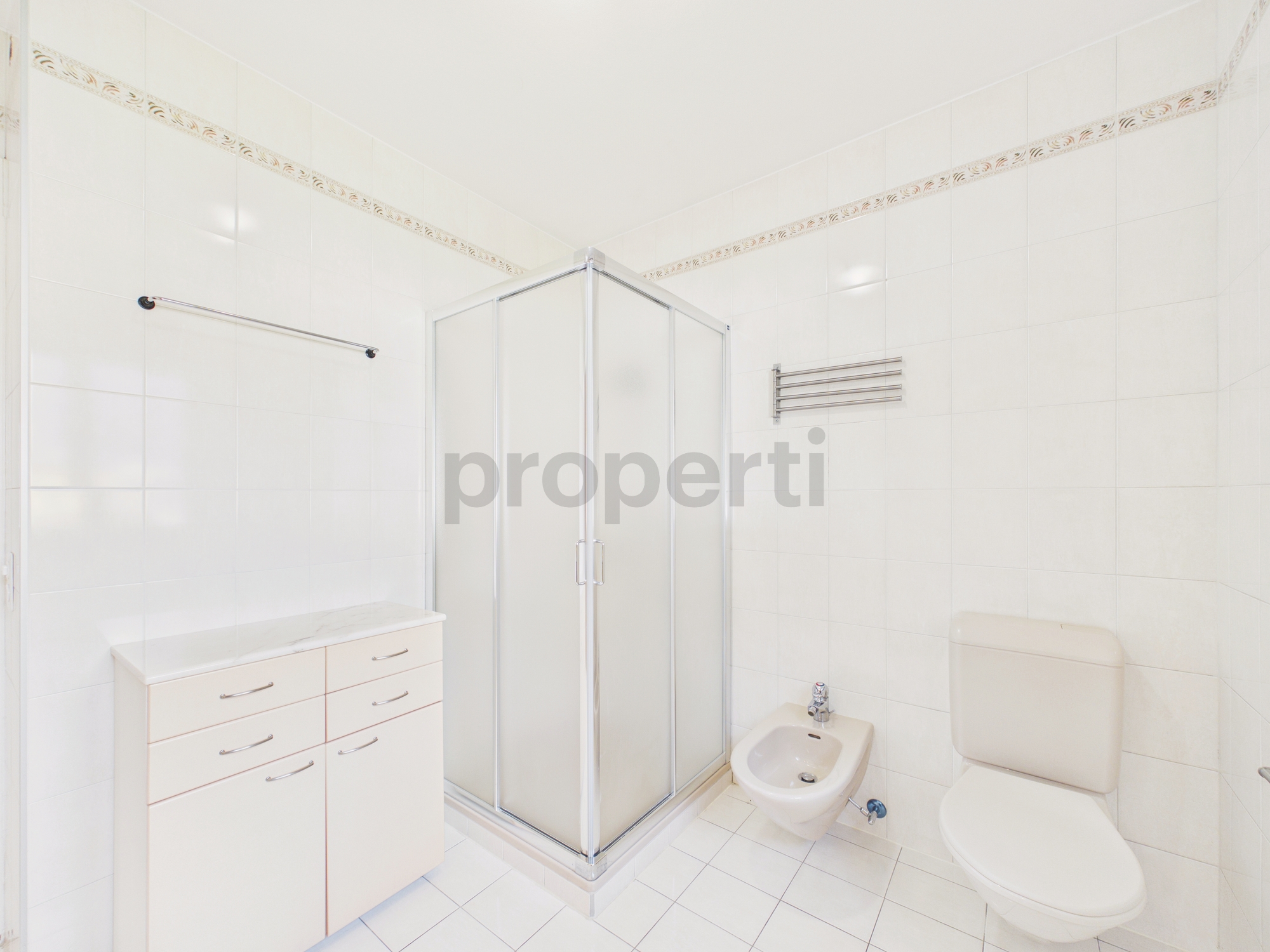 Helles Badezimmer mit Dusche, WC und Bidet