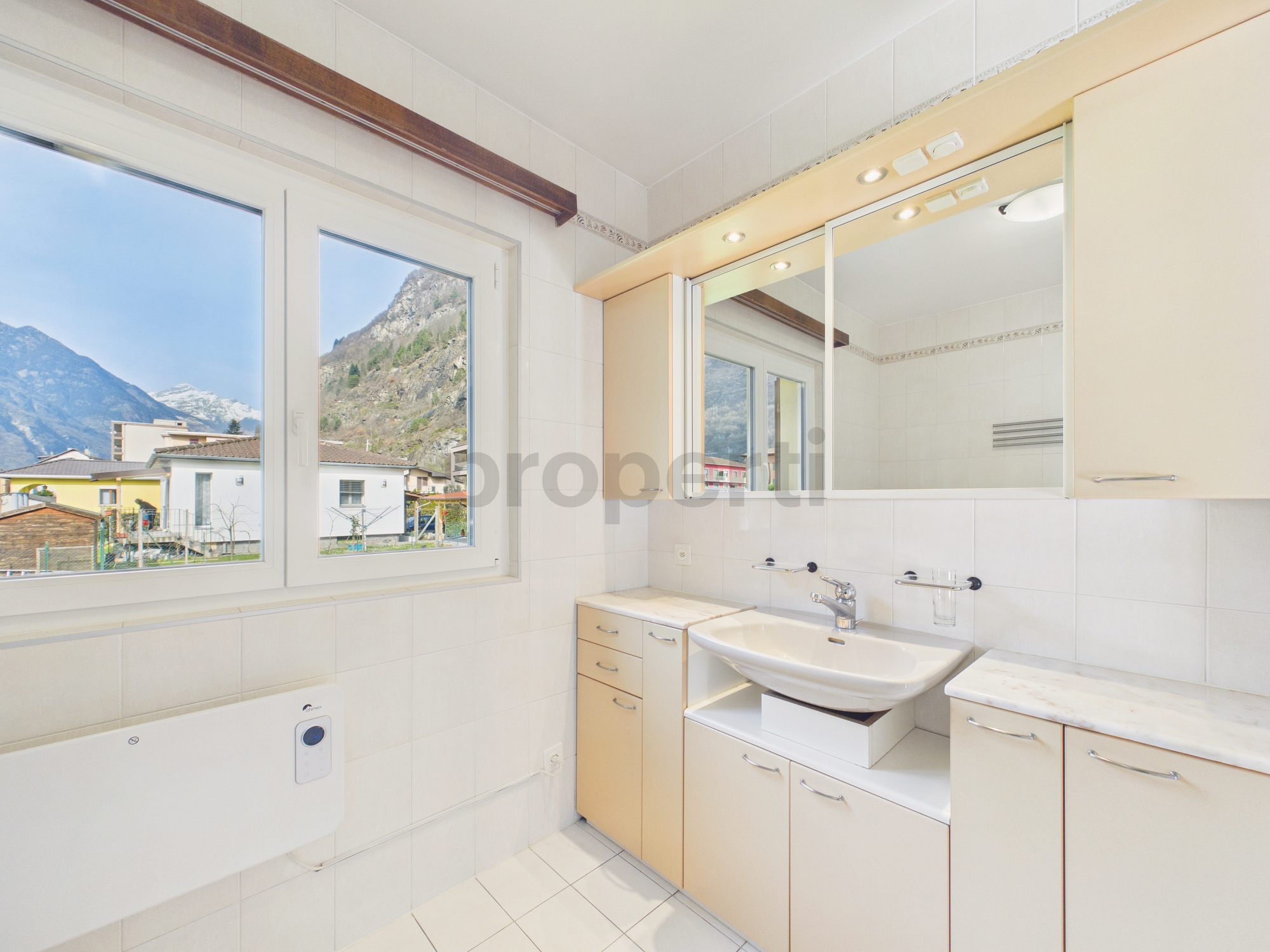 Helles Badezimmer mit Bergblick