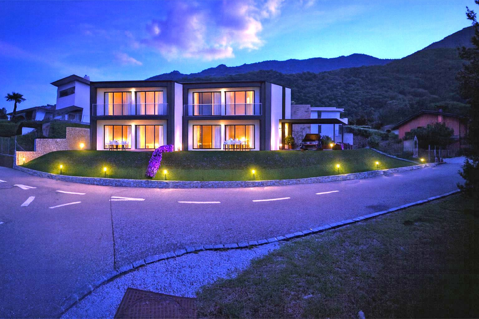 Moderne Villa bei Dämmerung