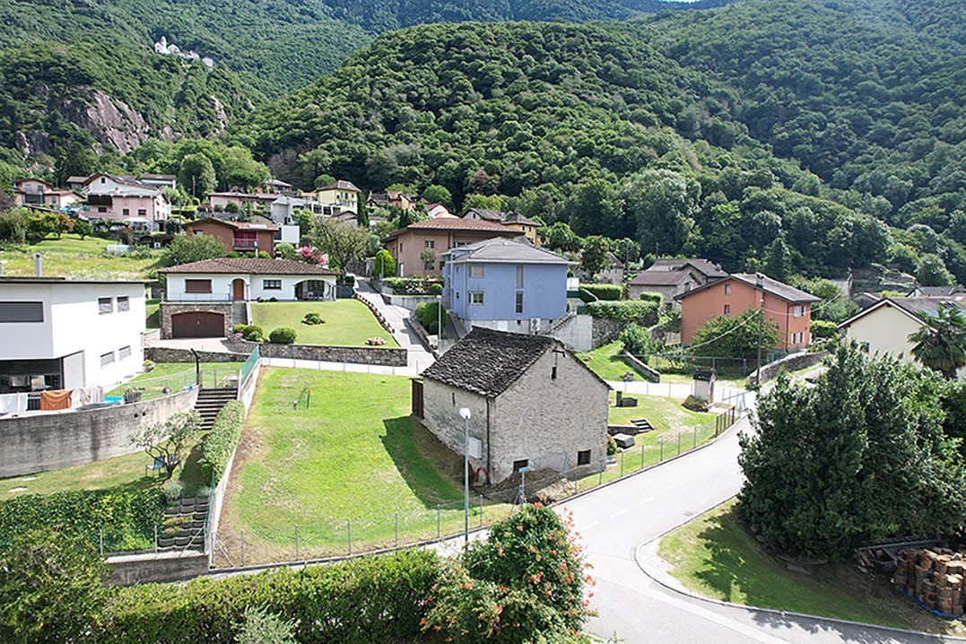 Dorf-/Wohngebiet in Hanglage mit Bergkulisse