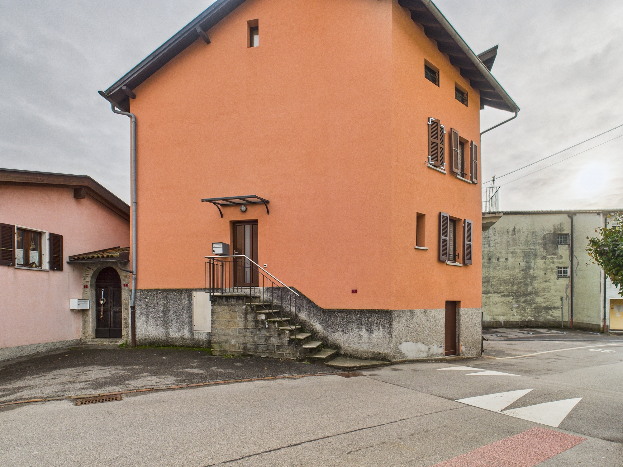 Außenansicht eines Wohnhauses mit Treppe