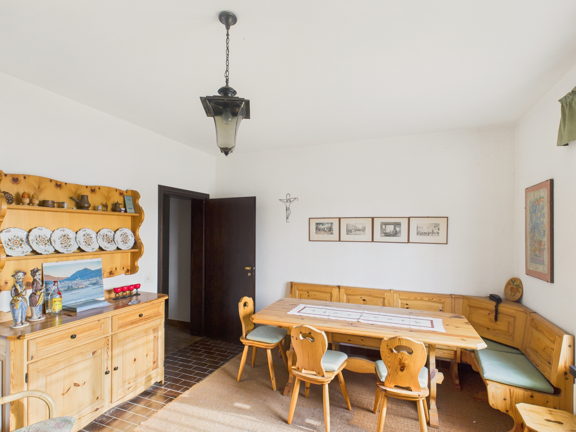 Rustikales Esszimmer mit Holzmöbeln