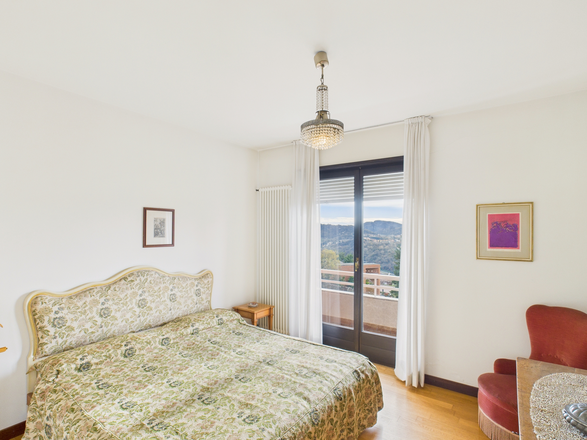 Schlafzimmer mit Balkonblick